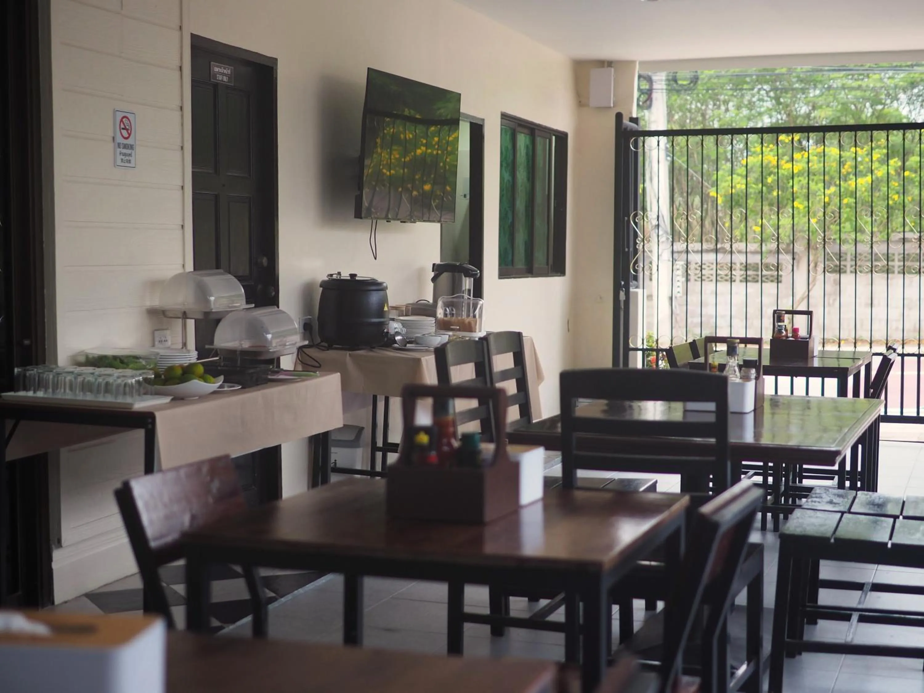 Seating area in Mangoes Pattaya