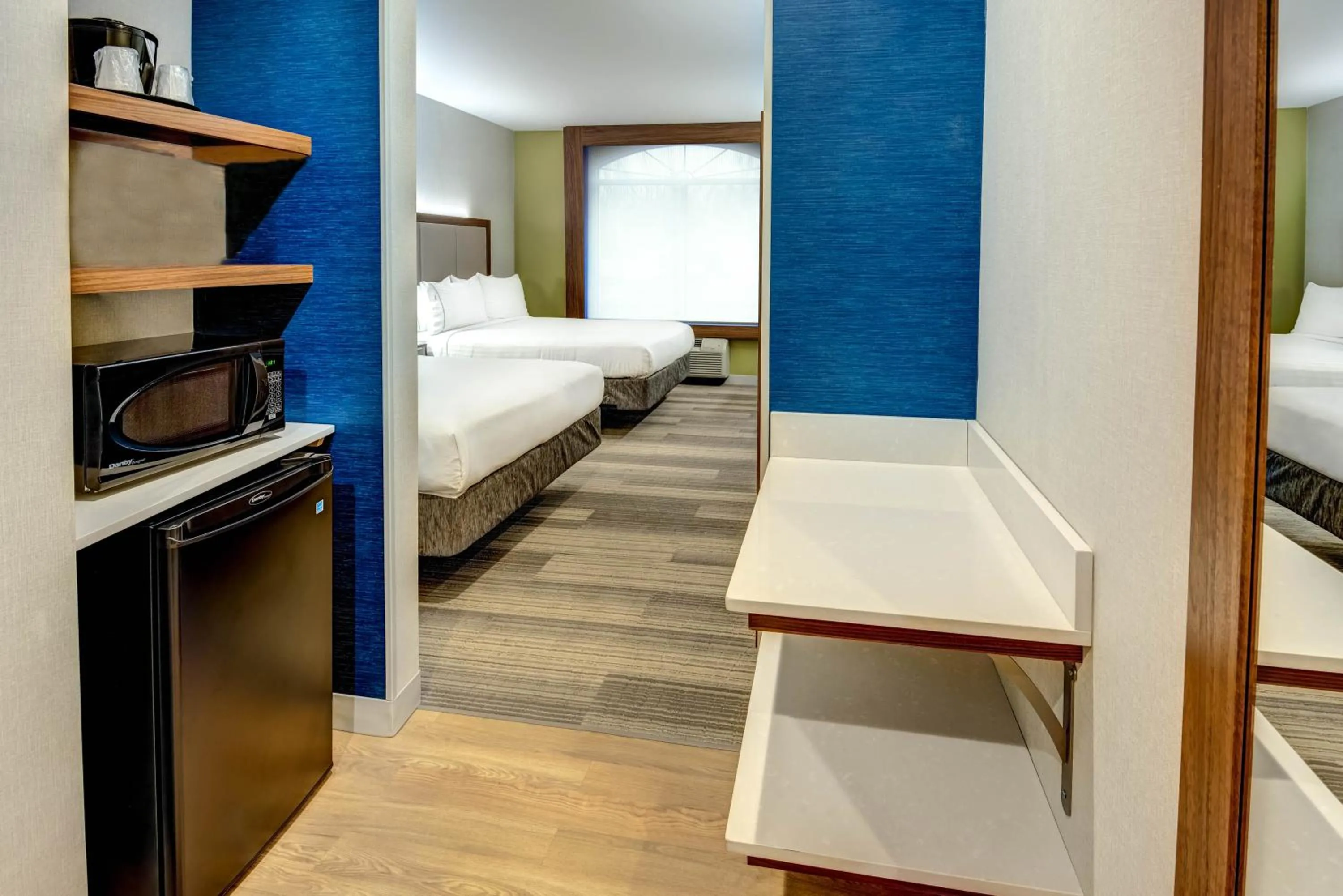 Bed in Holiday Inn Express Woodbridge by IHG