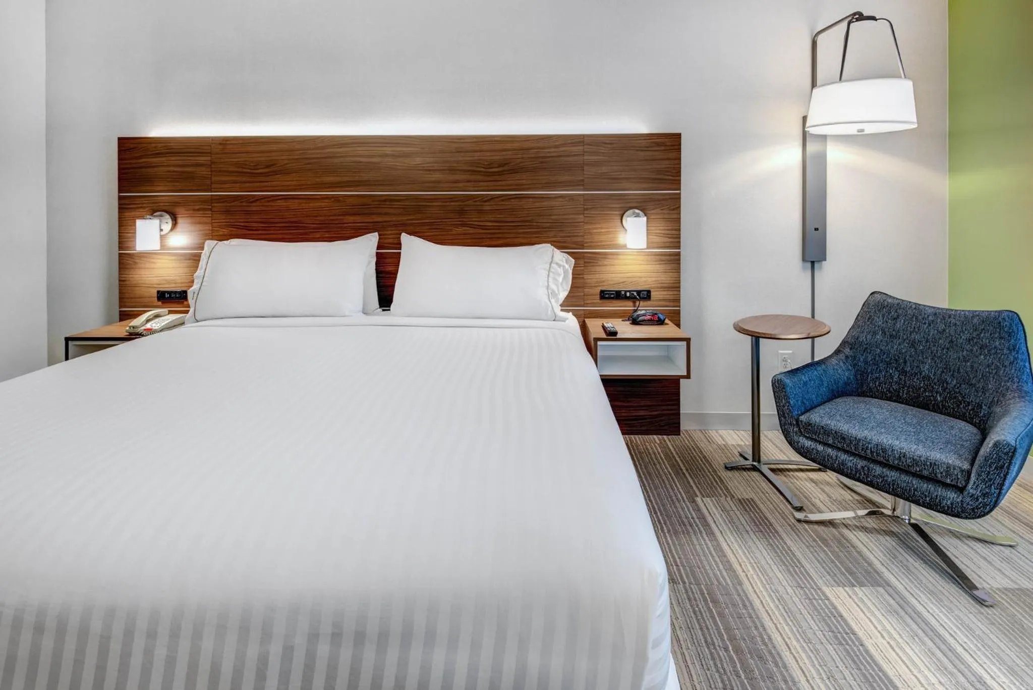 Photo of the whole room, Bed in Holiday Inn Express Woodbridge by IHG