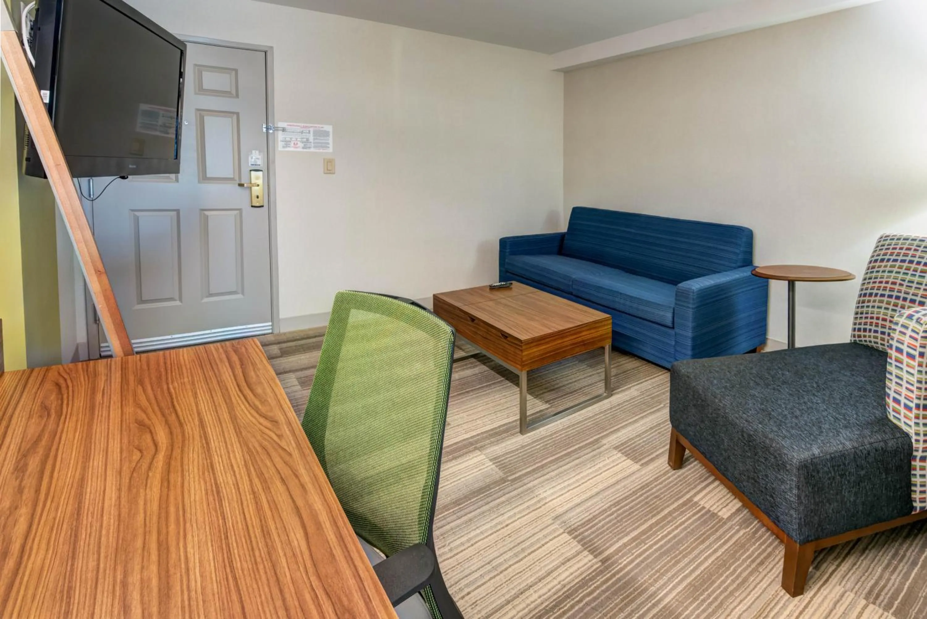 Living room in Holiday Inn Express Woodbridge by IHG