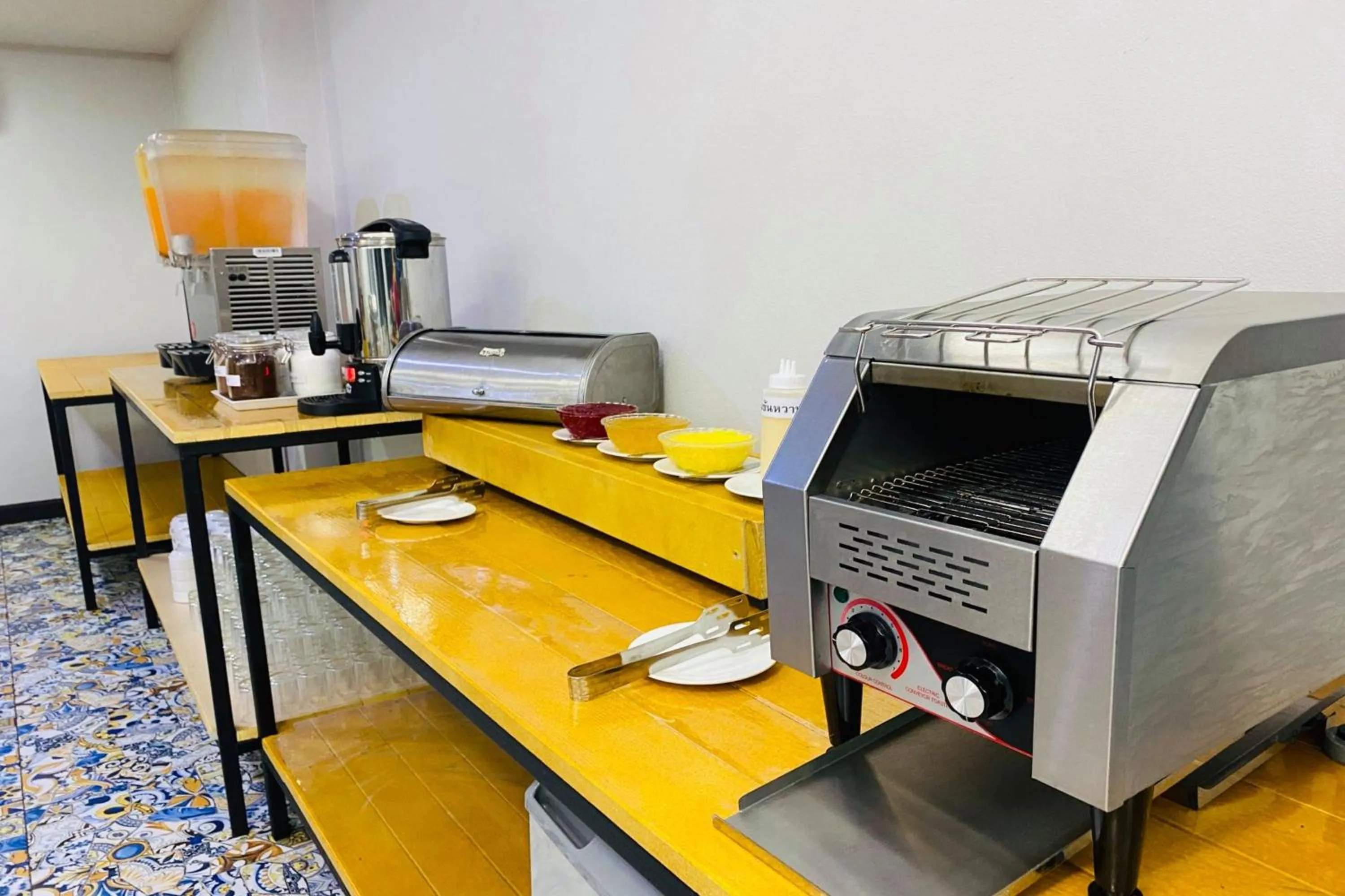 Restaurant/places to eat in Eurotel Hotel SHA