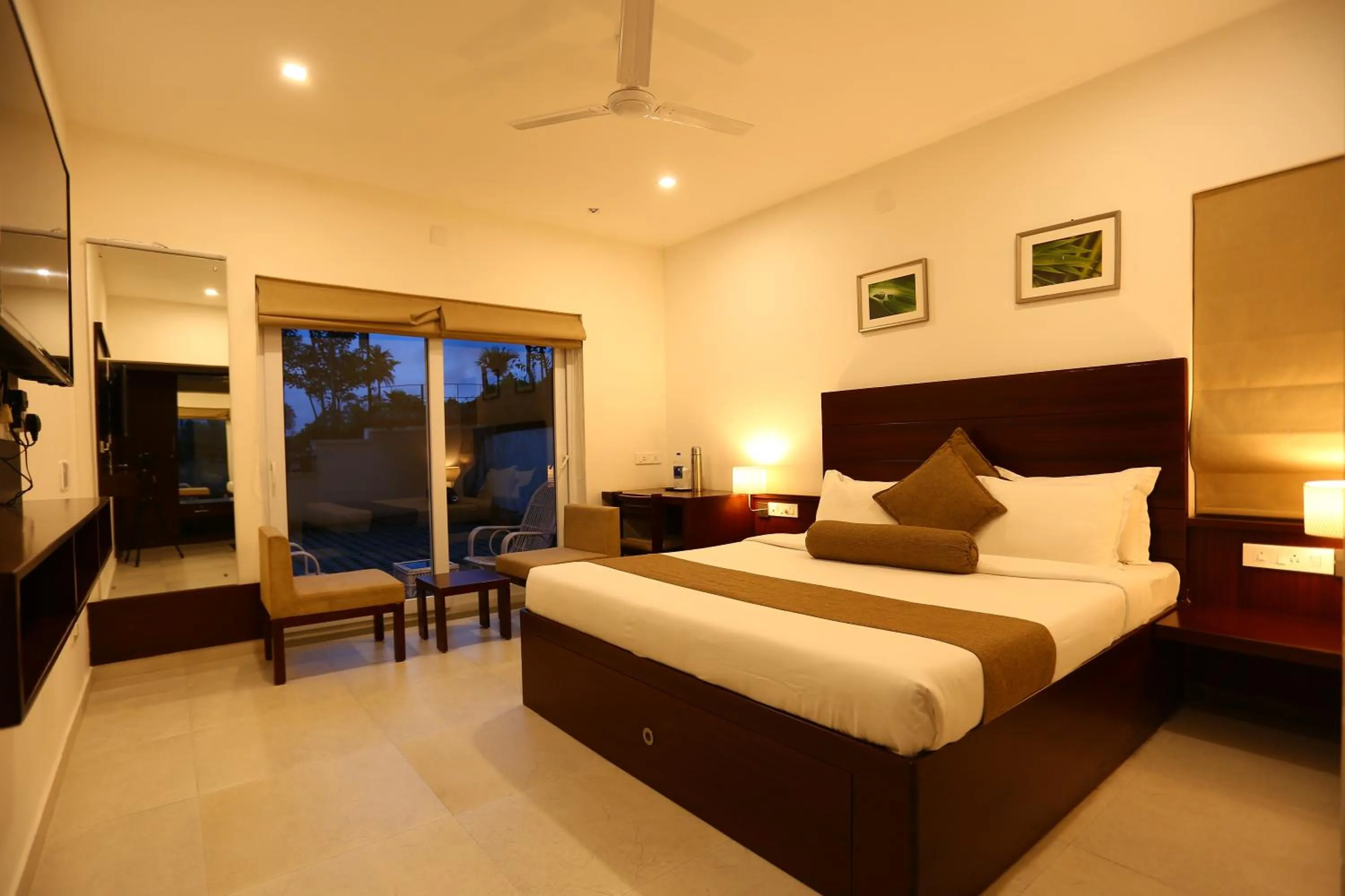 Sunset, Bed in Crayons Guest House Munnar