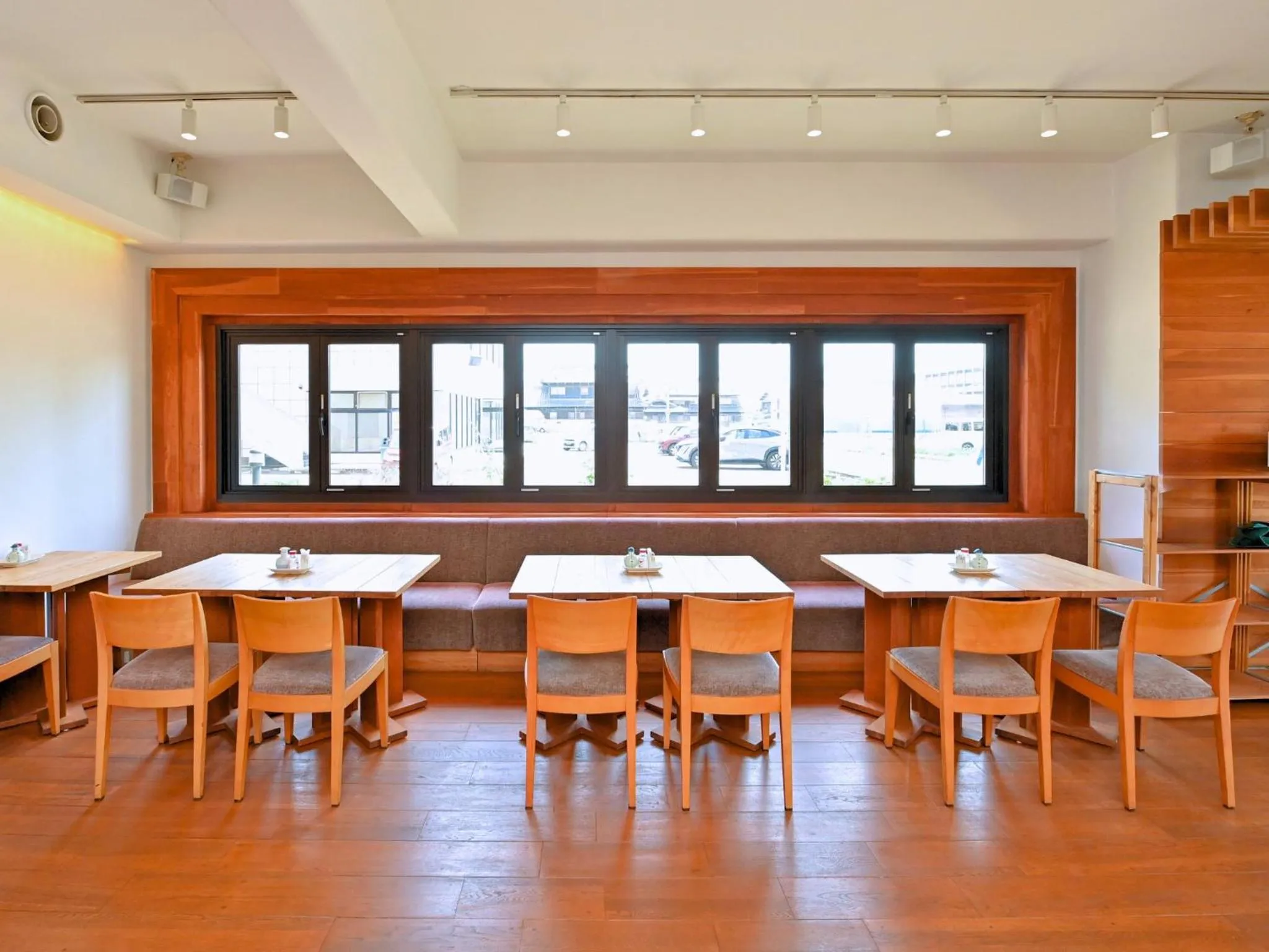 Restaurant/places to eat in Park Hotel Kani