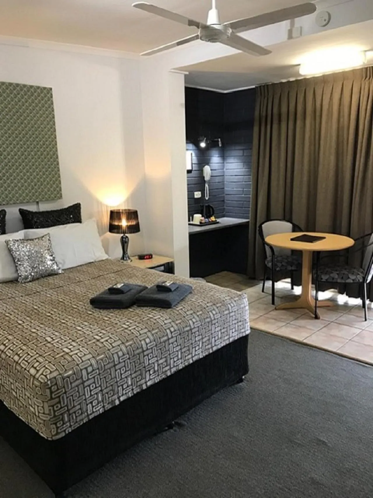 Coffee/tea facilities, Bed in Central Motel Gin Gin