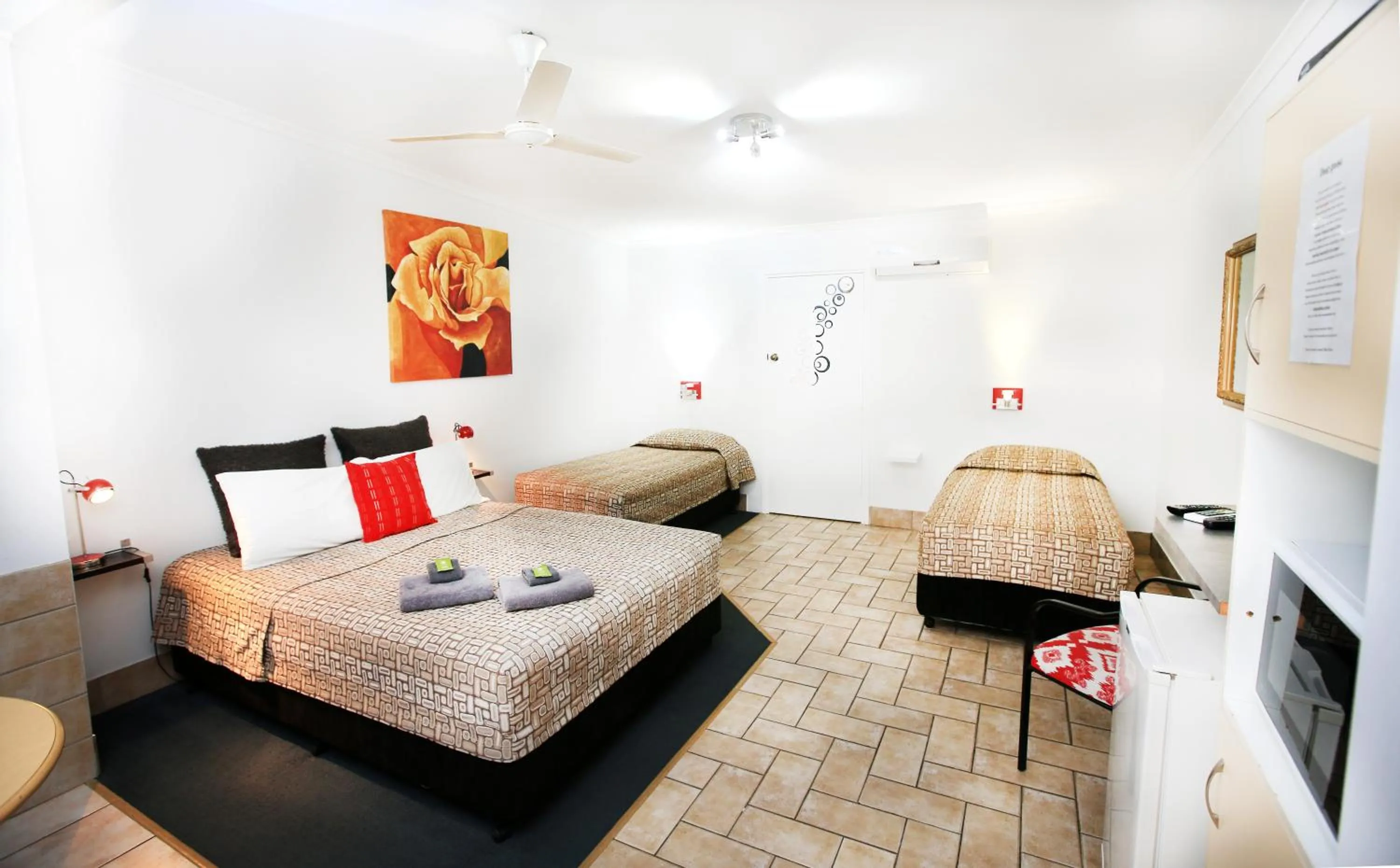 Bedroom, Bed in Central Motel Gin Gin