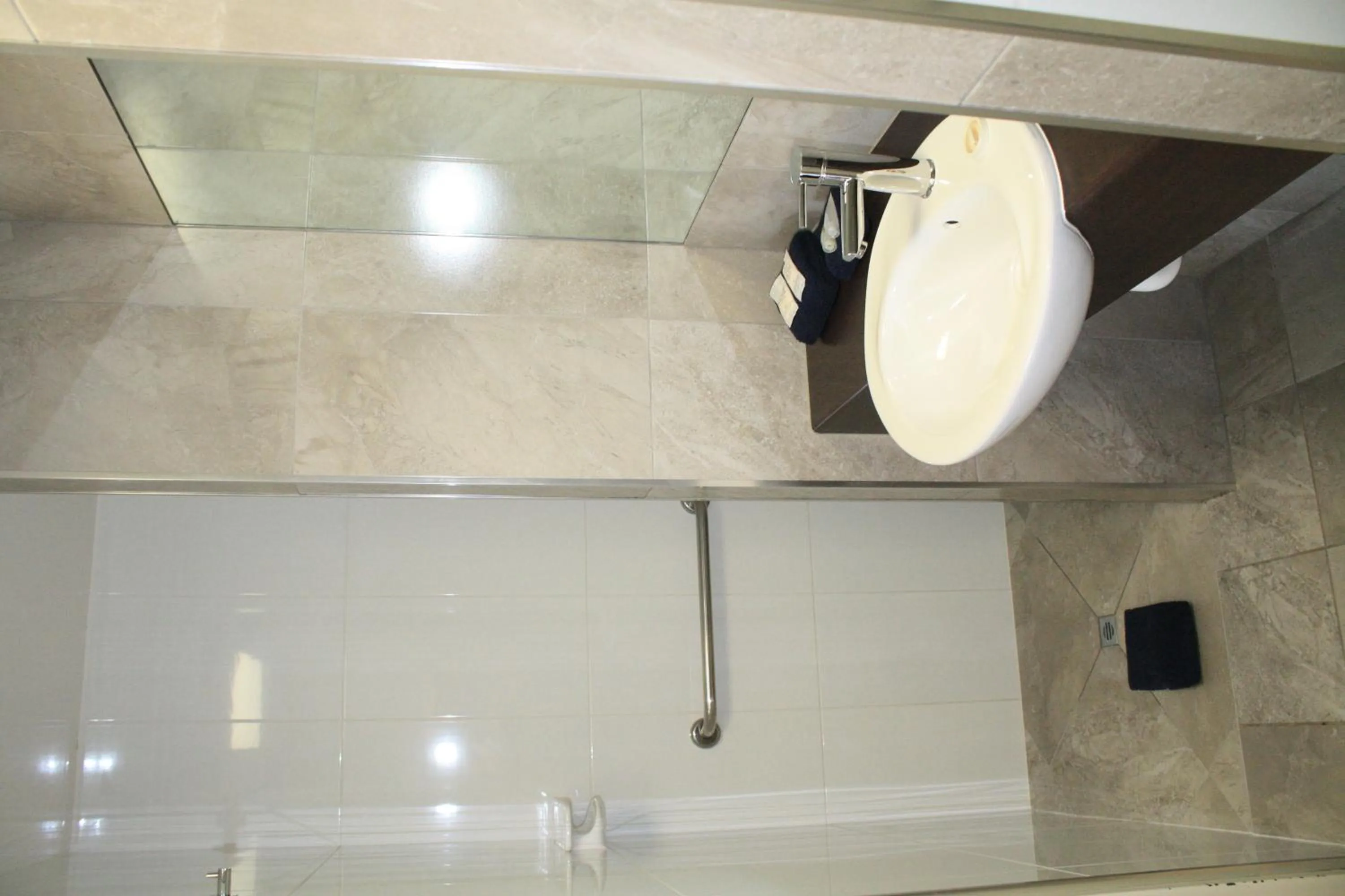 Shower in Central Motel Gin Gin