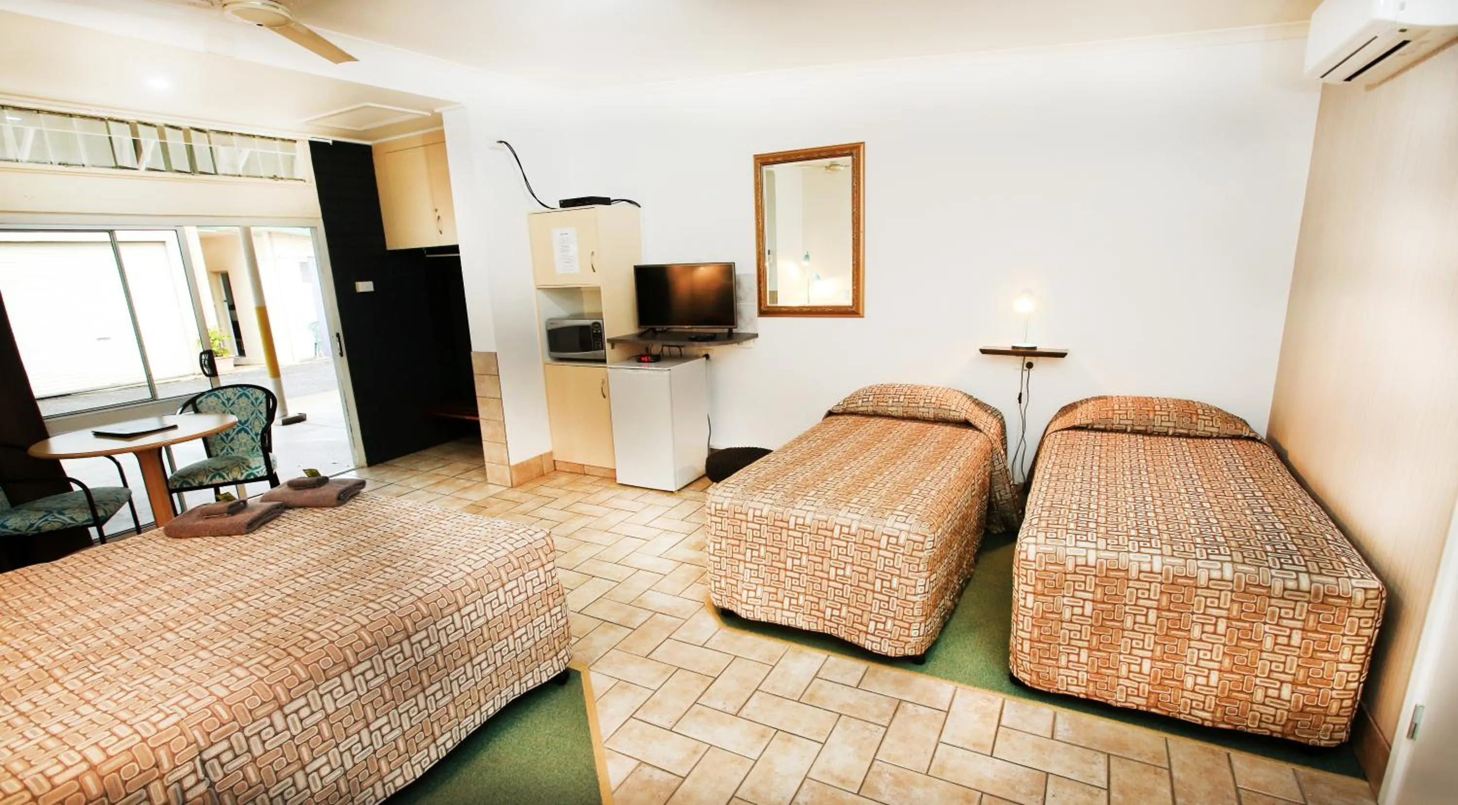 Bedroom, Bed in Central Motel Gin Gin