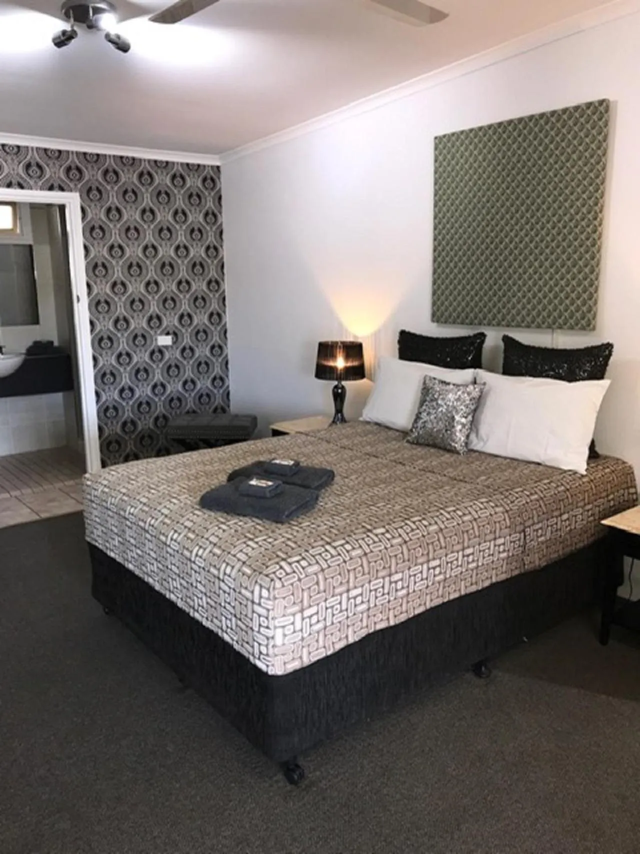 Bedroom, Bed in Central Motel Gin Gin