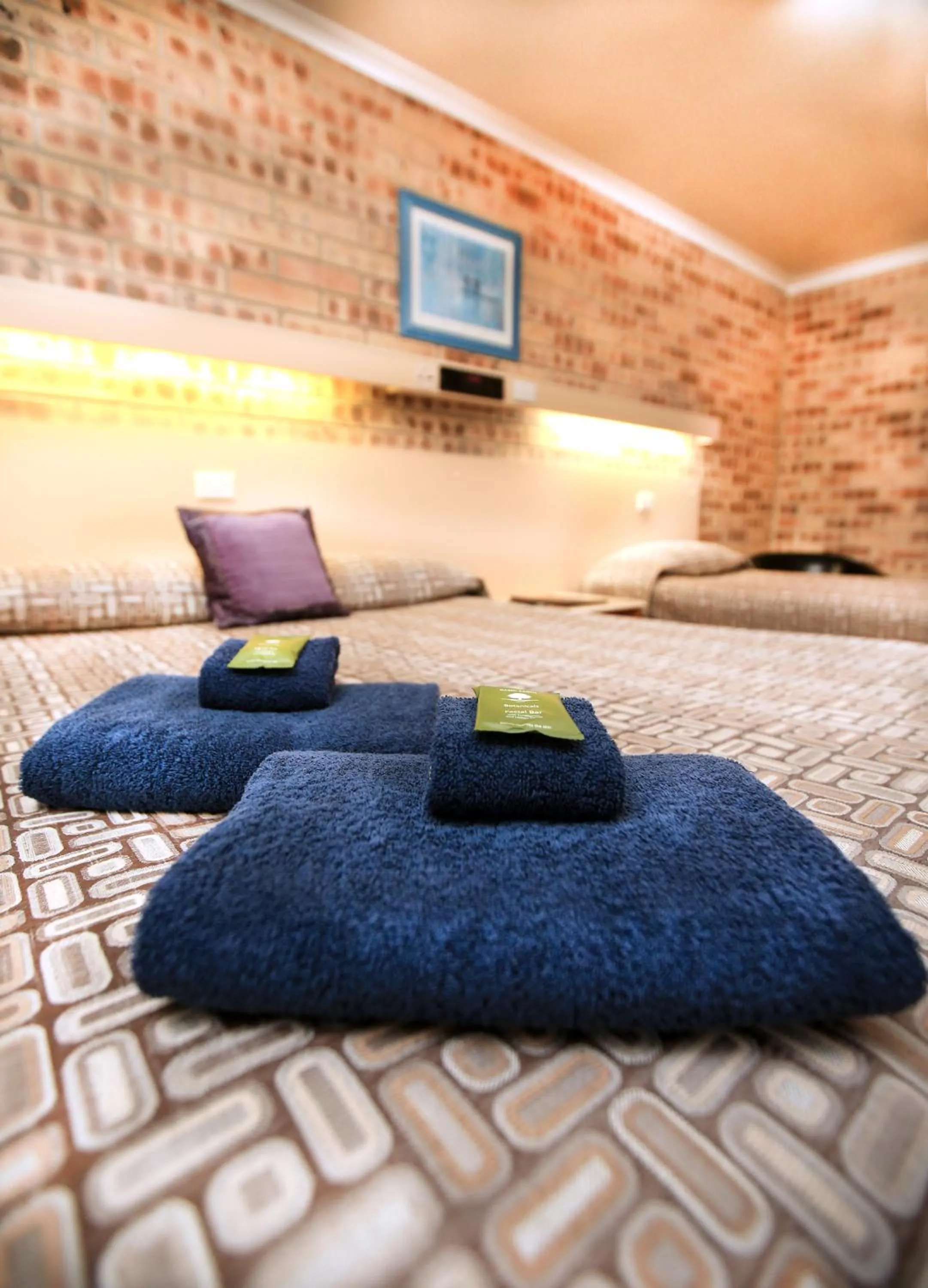 Bedroom, Bed in Central Motel Gin Gin