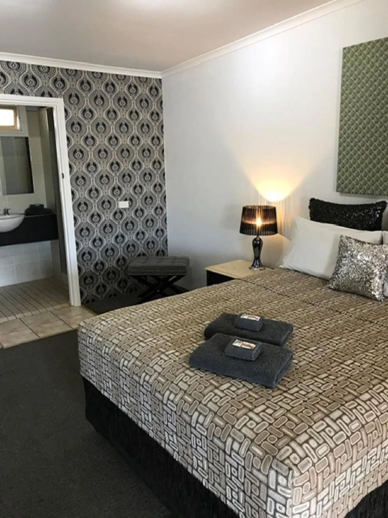 Bedroom, Bed in Central Motel Gin Gin