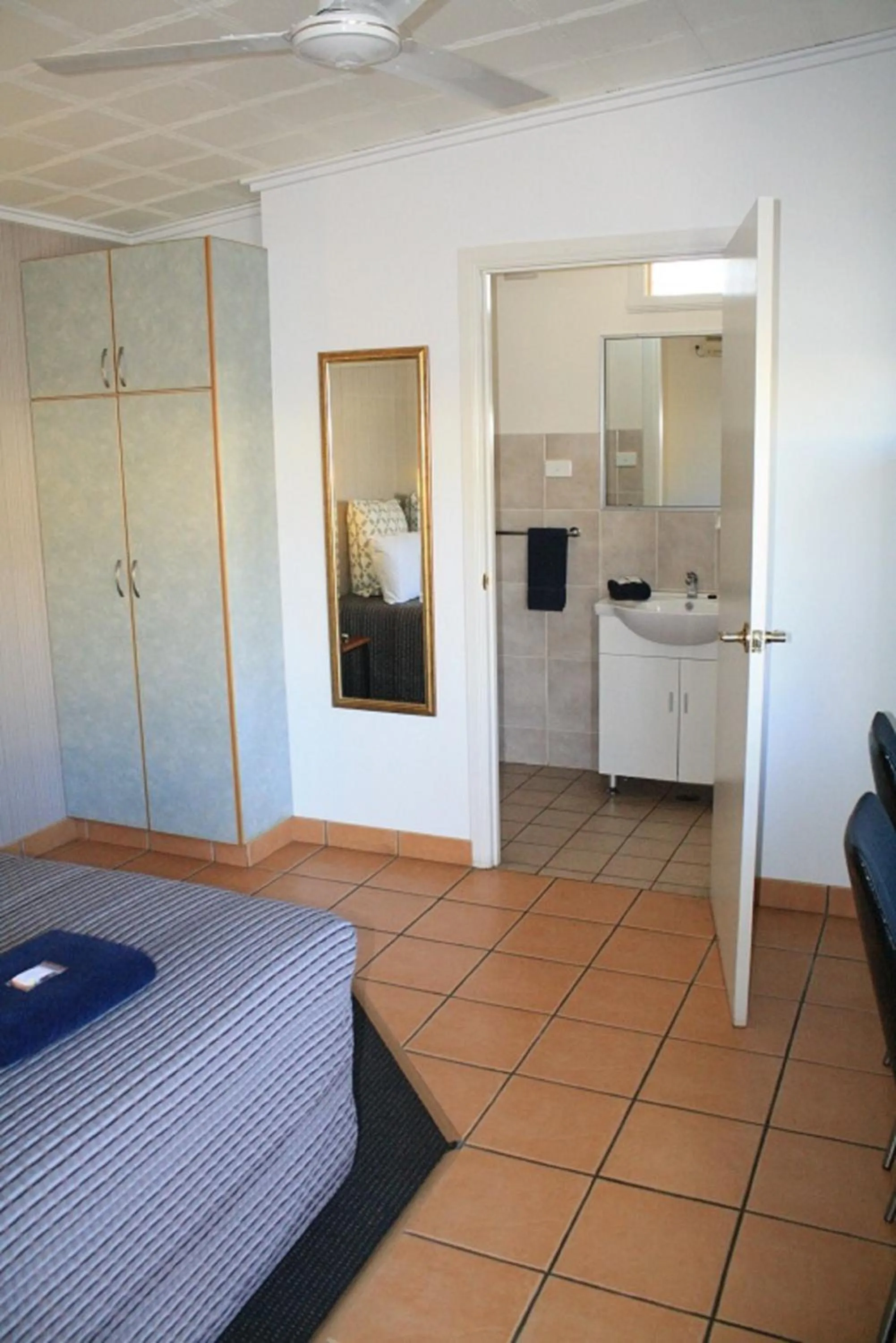 Bathroom, Bed in Central Motel Gin Gin