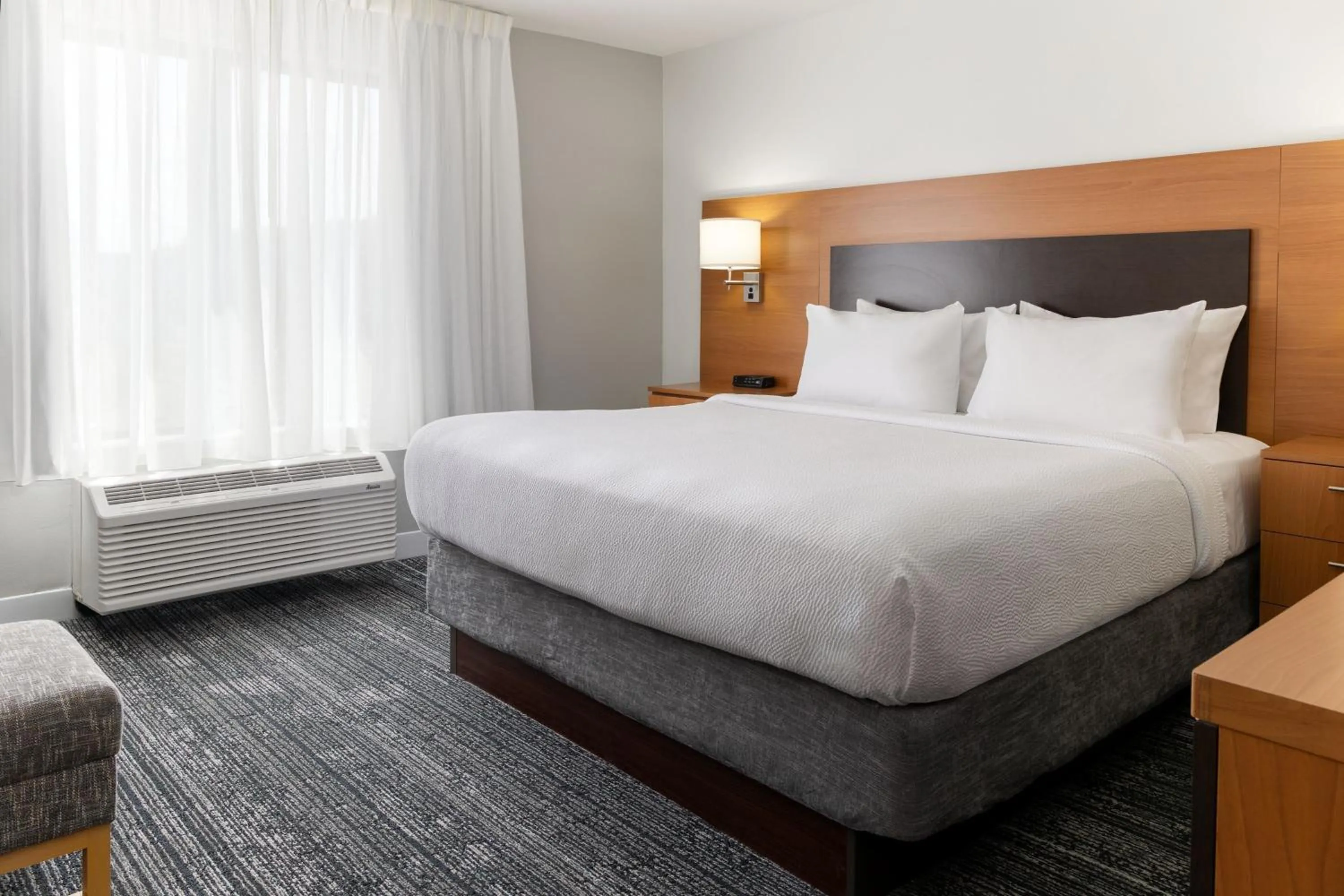 Bedroom, Bed in TownePlace Suites by Marriott Erie
