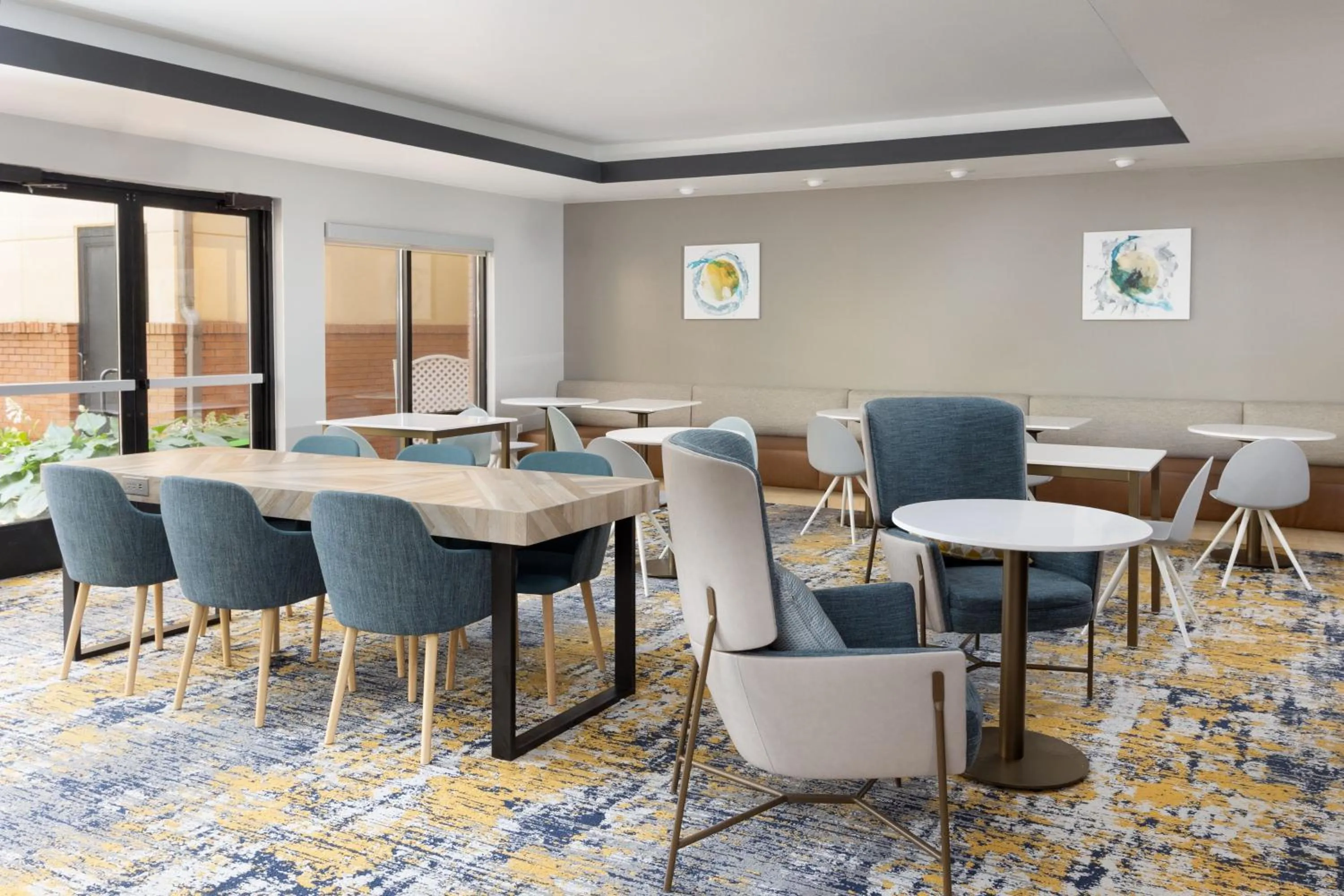 Restaurant/places to eat in TownePlace Suites by Marriott Erie