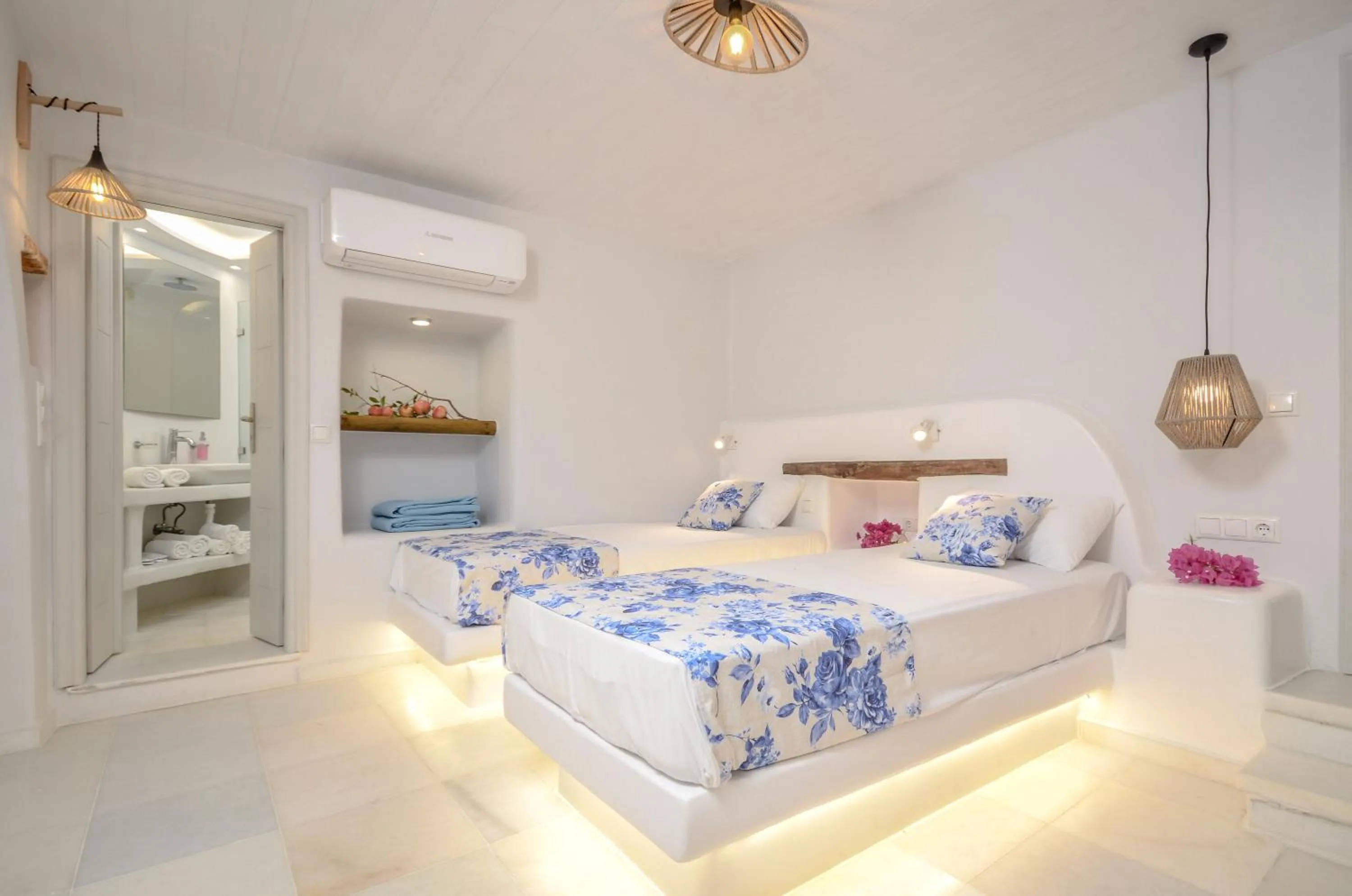 Photo of the whole room, Bed in Naxian Queen Luxury Villas & Suites