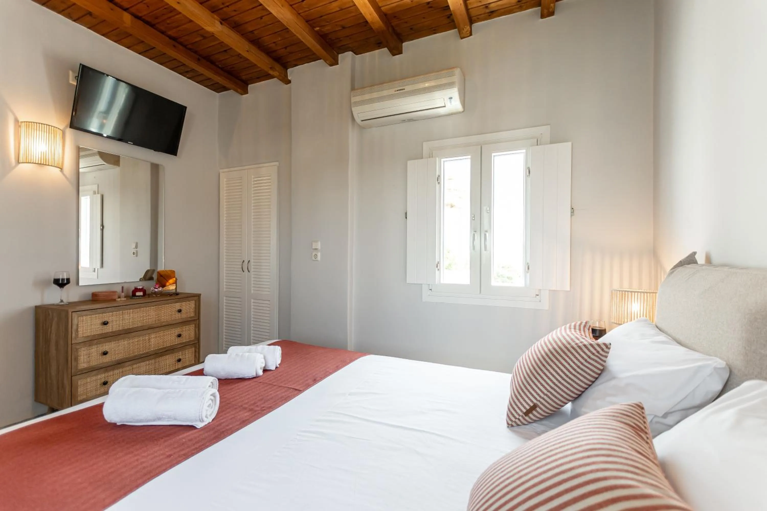 Bed in Naxian Queen Luxury Villas & Suites