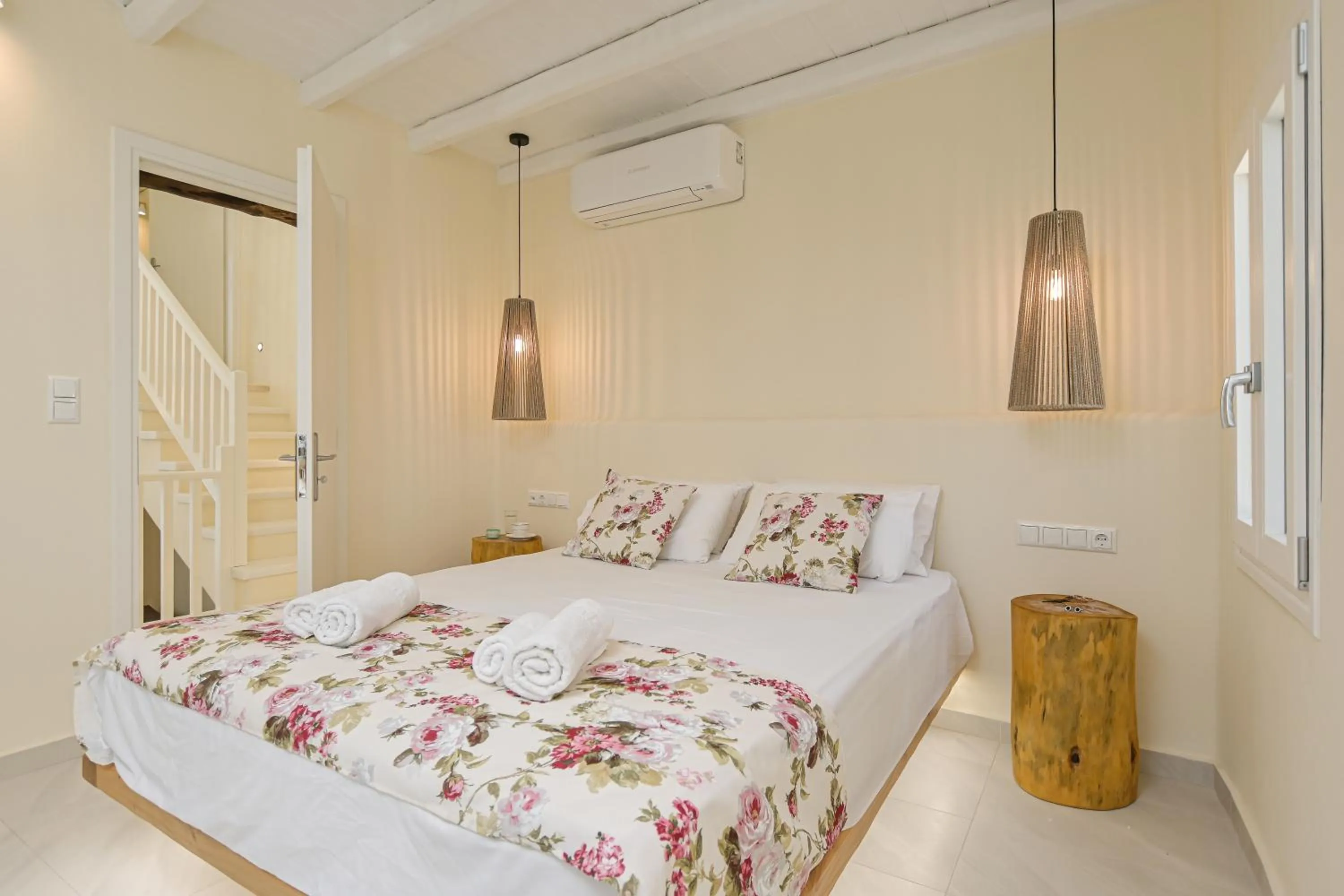 Bed in Naxian Queen Luxury Villas & Suites