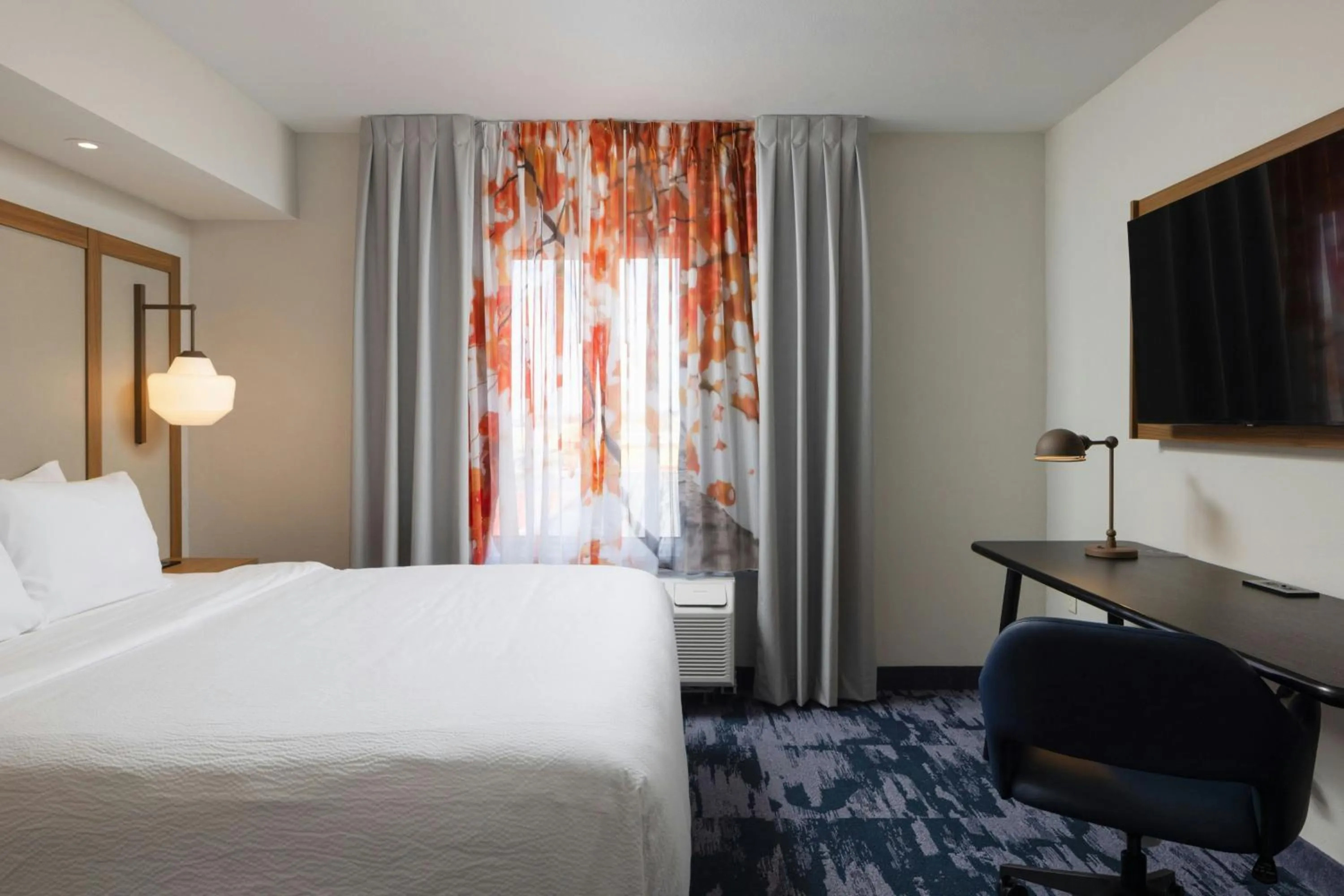 Photo of the whole room, Bed in Fairfield Inn and Suites by Marriott Fort Wayne