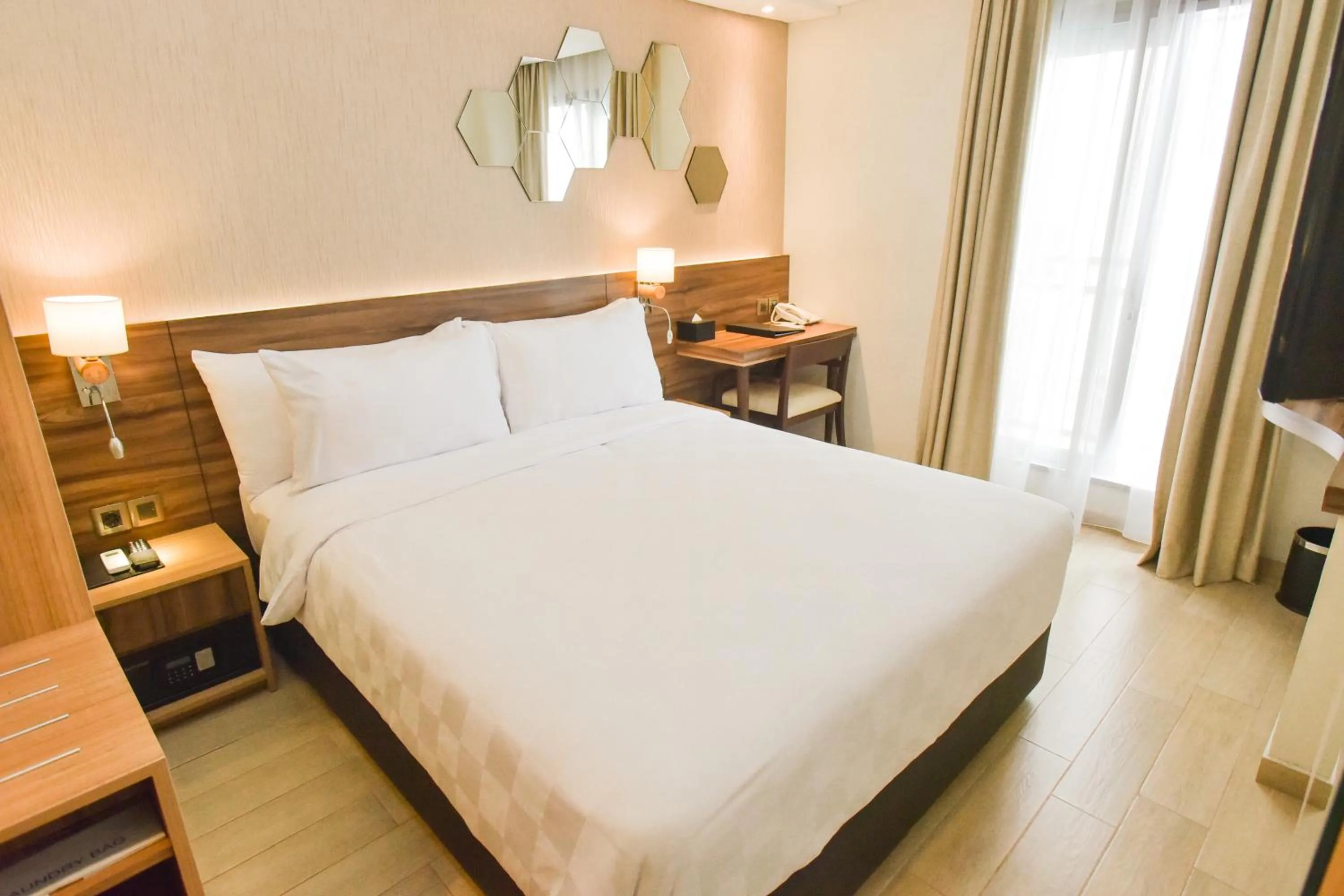 Deluxe Queen Room in Golden Tulip Essential Tangerang