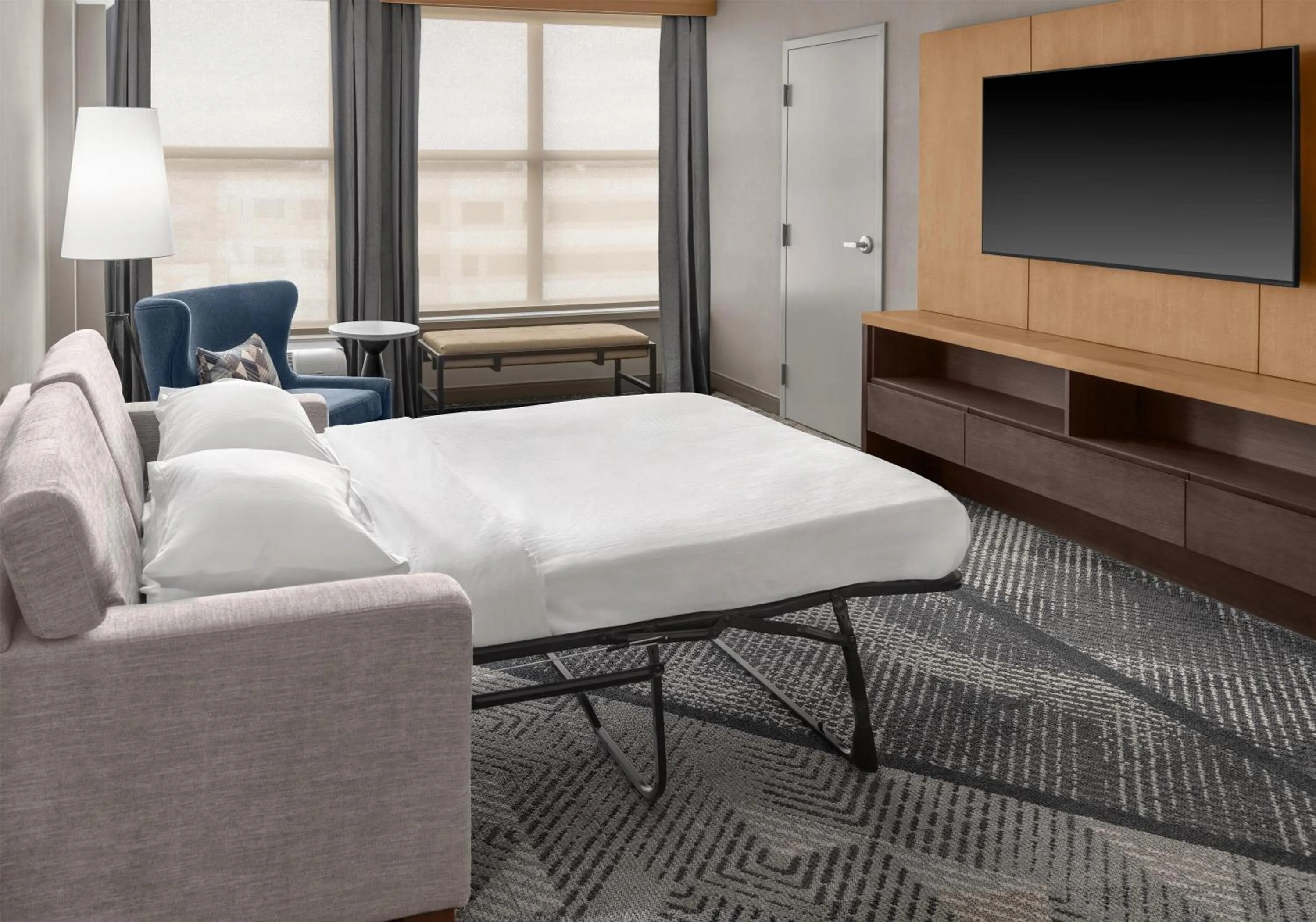 Living room, Bed in DoubleTree by Hilton Dayton Fairborn
