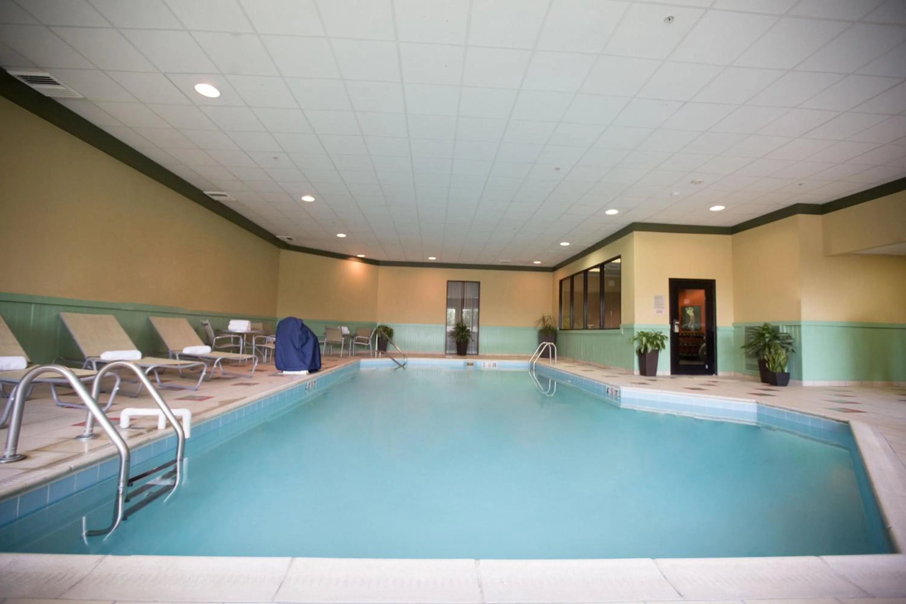 Swimming pool in DoubleTree by Hilton Dayton Fairborn