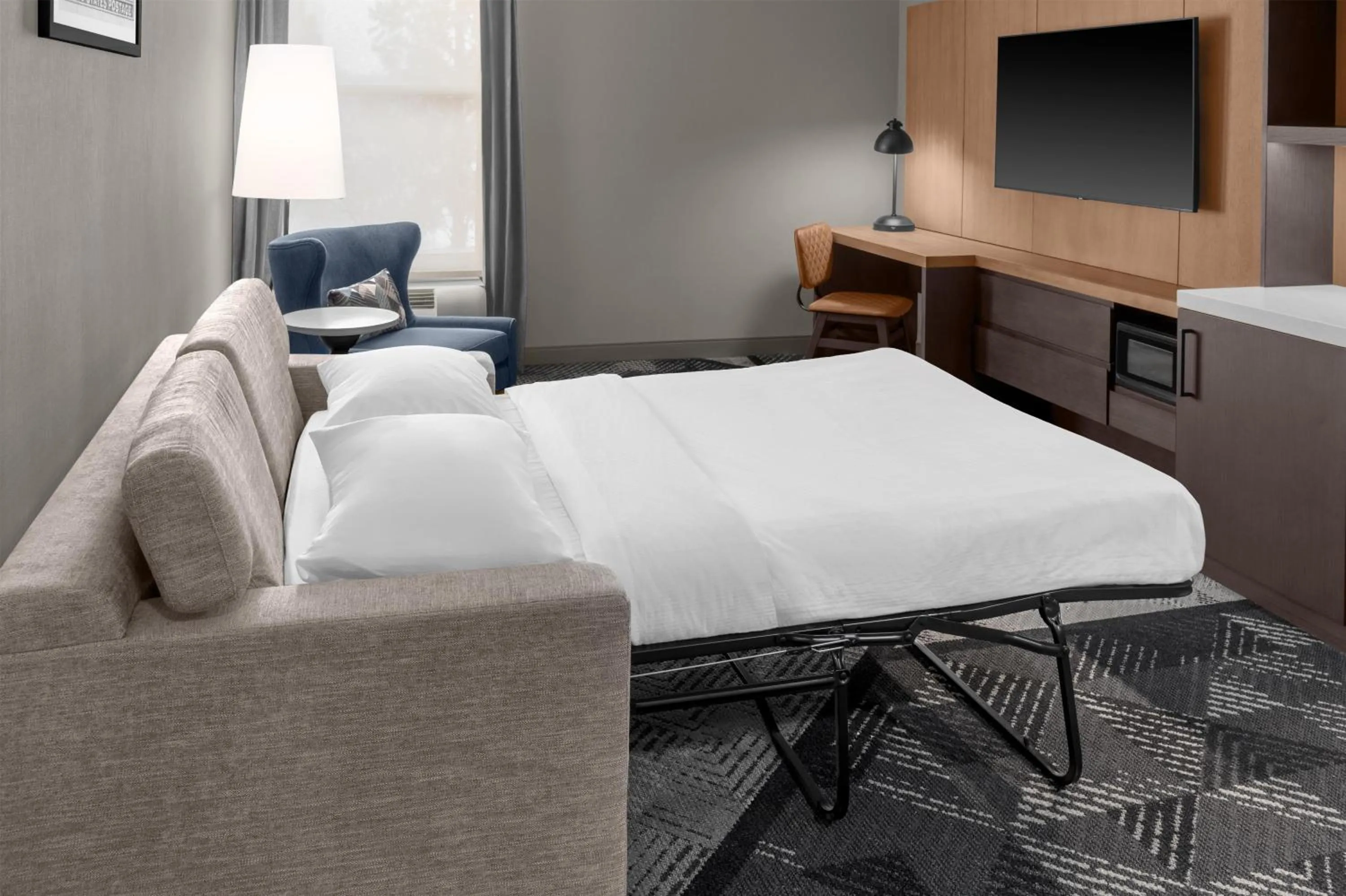 Living room, Bed in DoubleTree by Hilton Dayton Fairborn