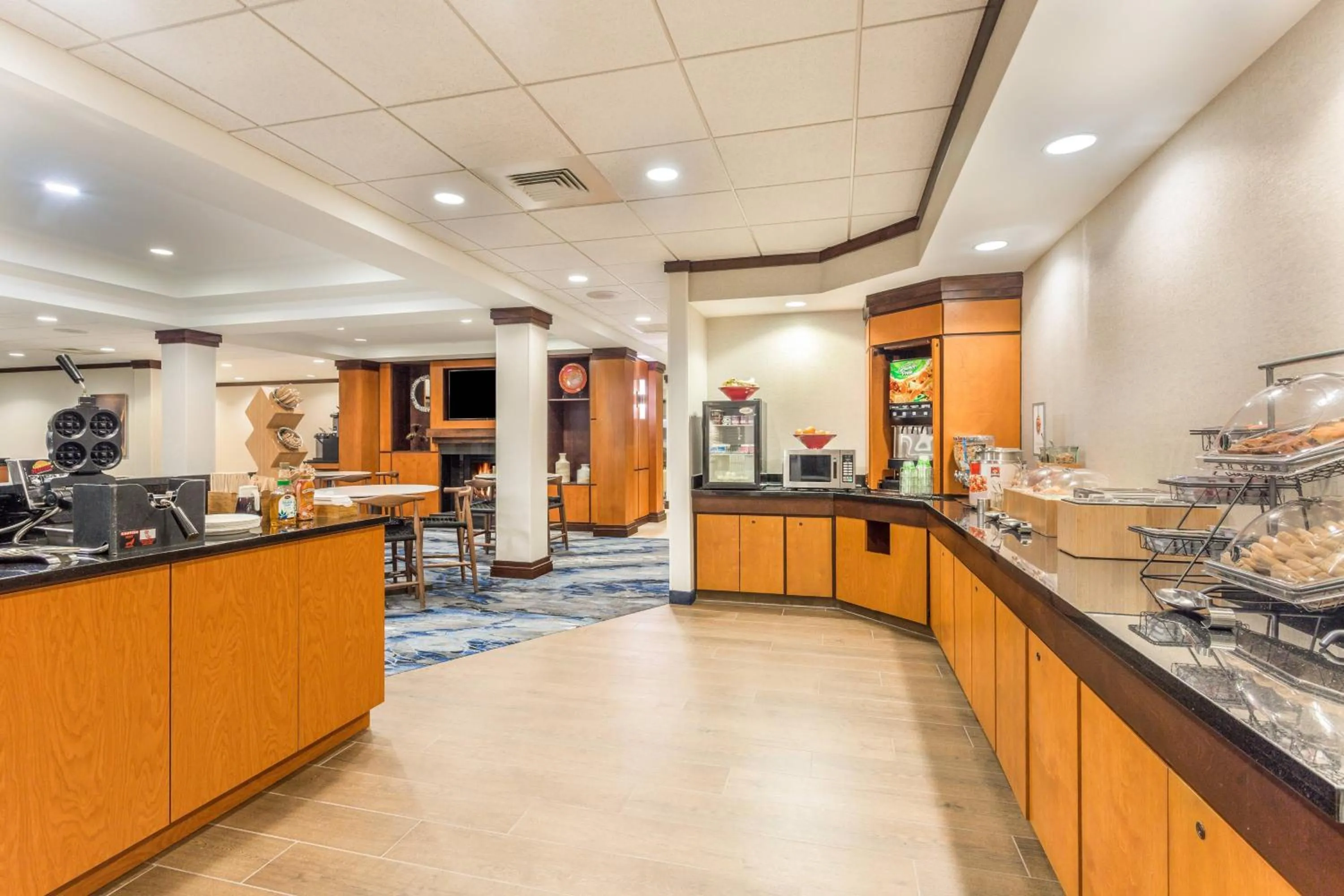 Breakfast in Fairfield Inn and Suites by Marriott Madison East