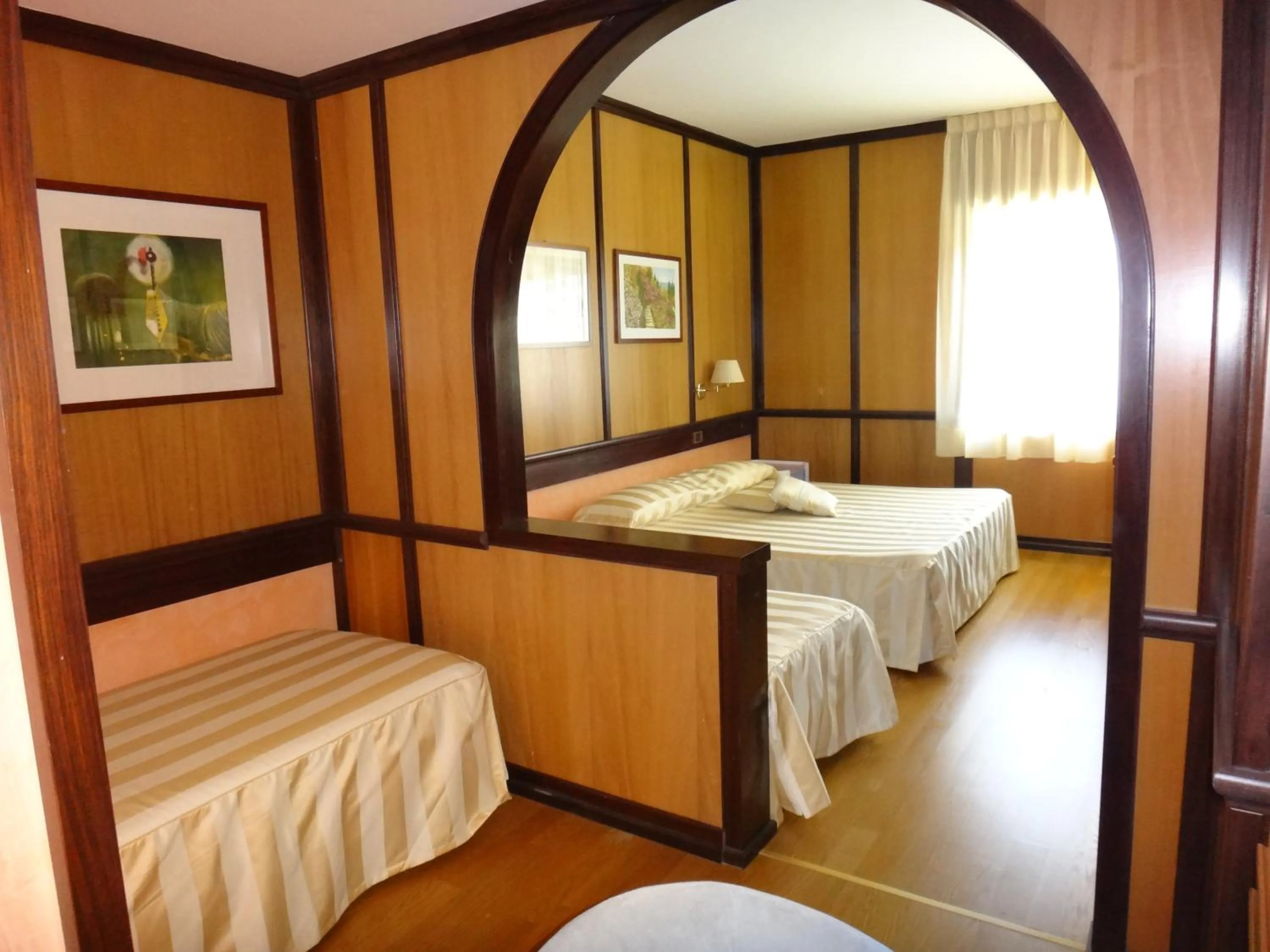 Photo of the whole room, Bed in Benny Hotel