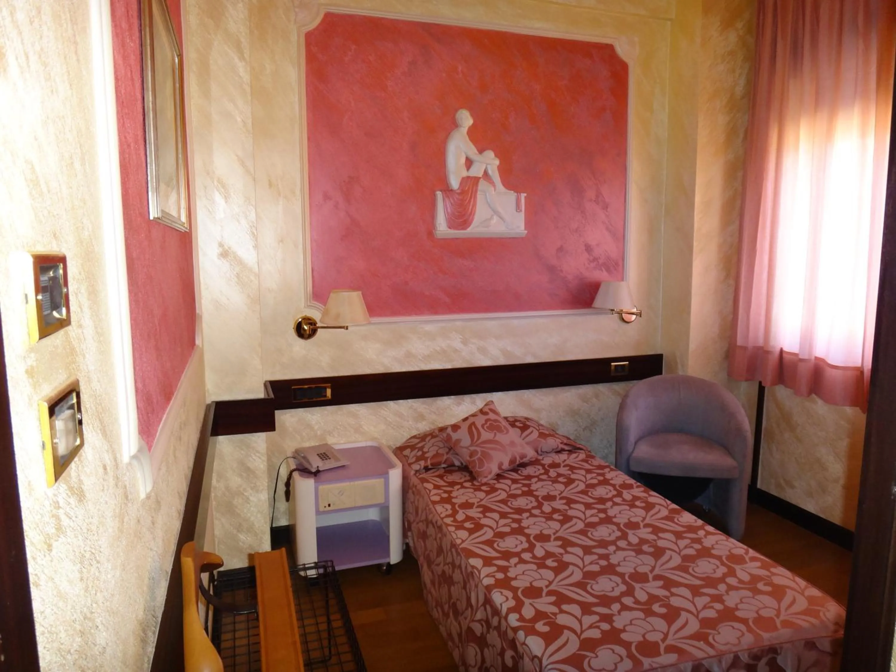 Photo of the whole room, Bed in Benny Hotel