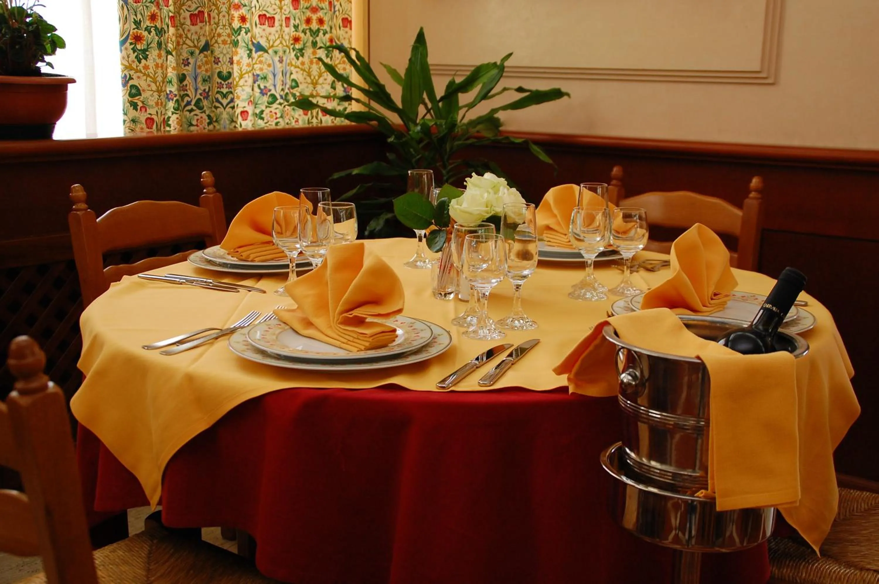 Restaurant/places to eat in Benny Hotel