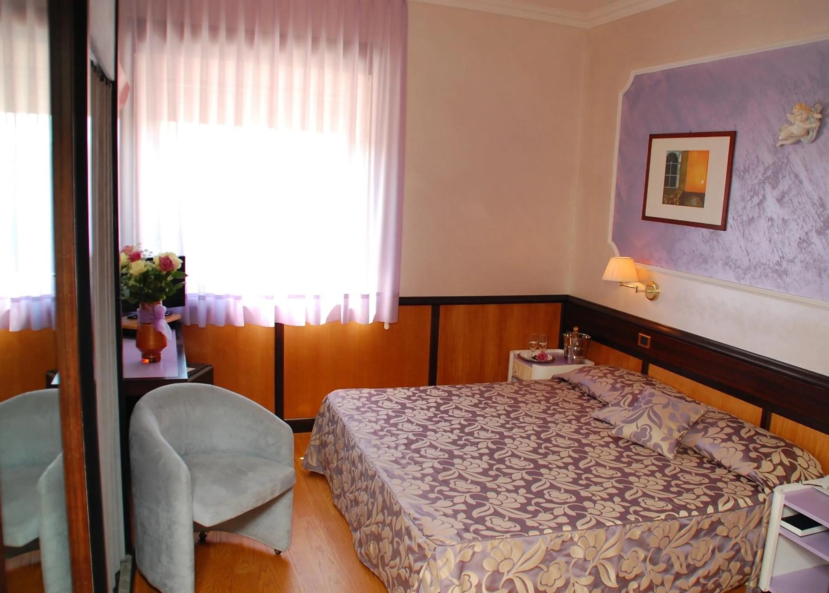 Photo of the whole room, Bed in Benny Hotel