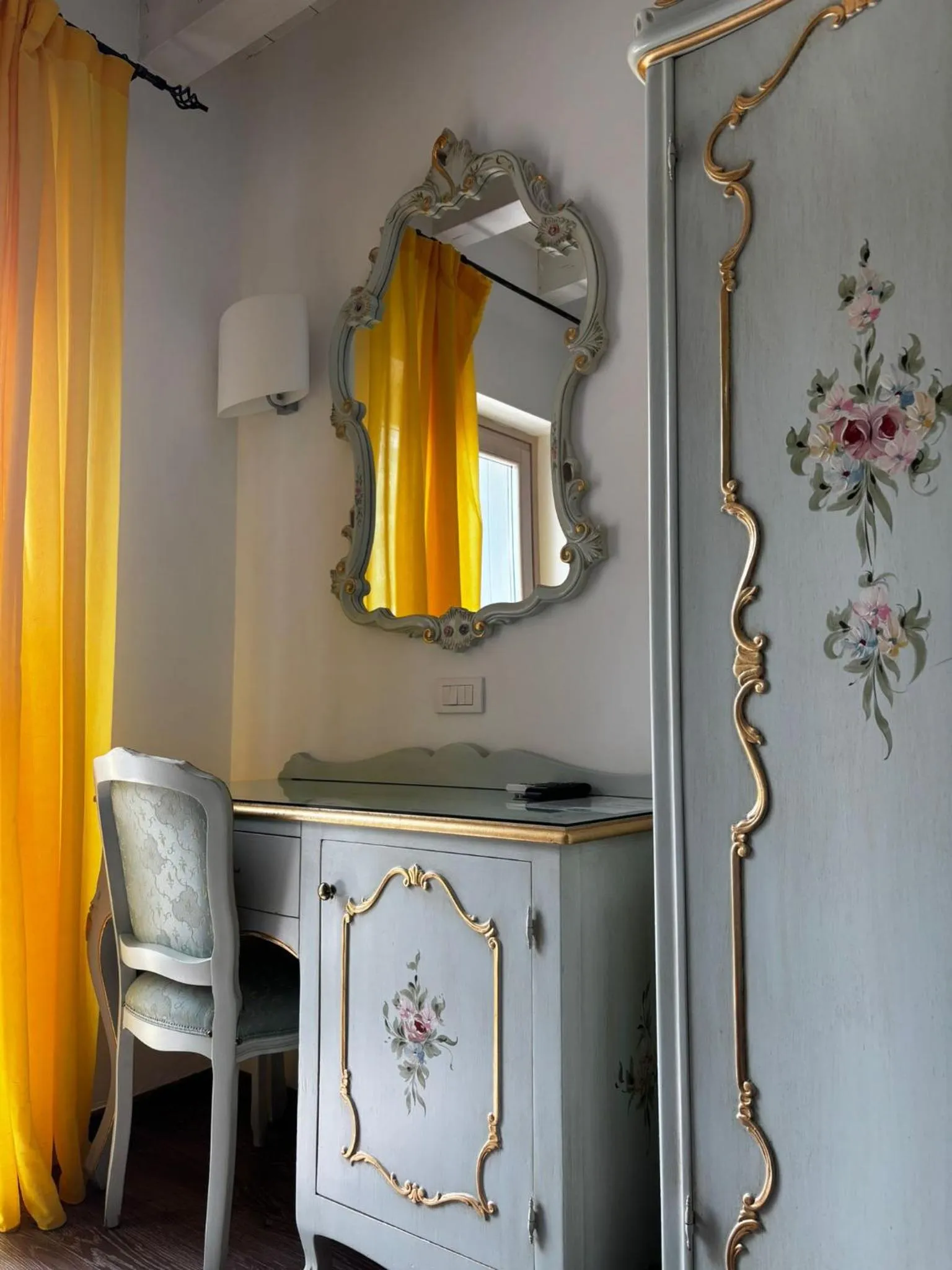 wardrobe in Hotel Pai