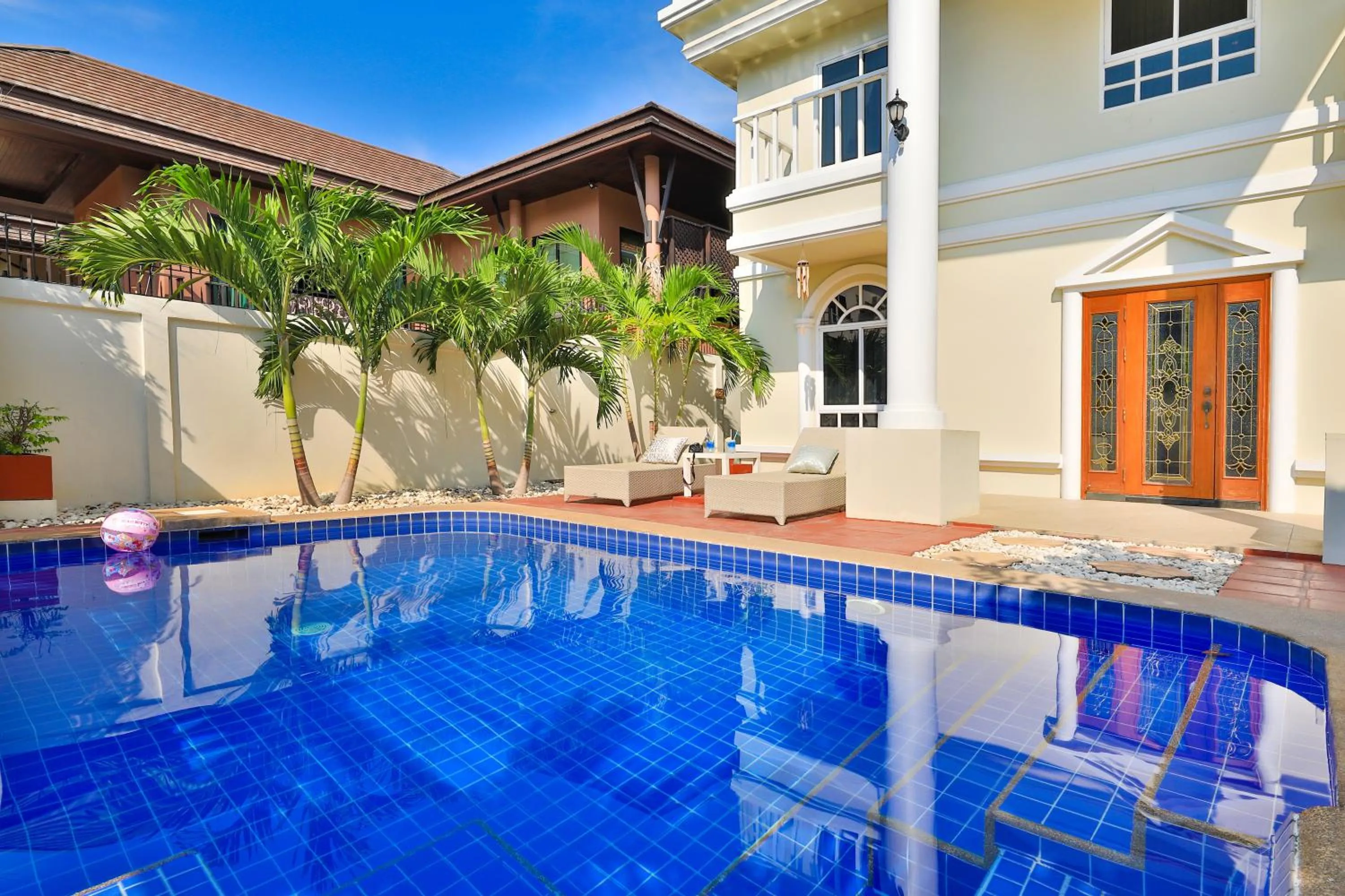 Swimming pool in Sweet Villas Pattaya