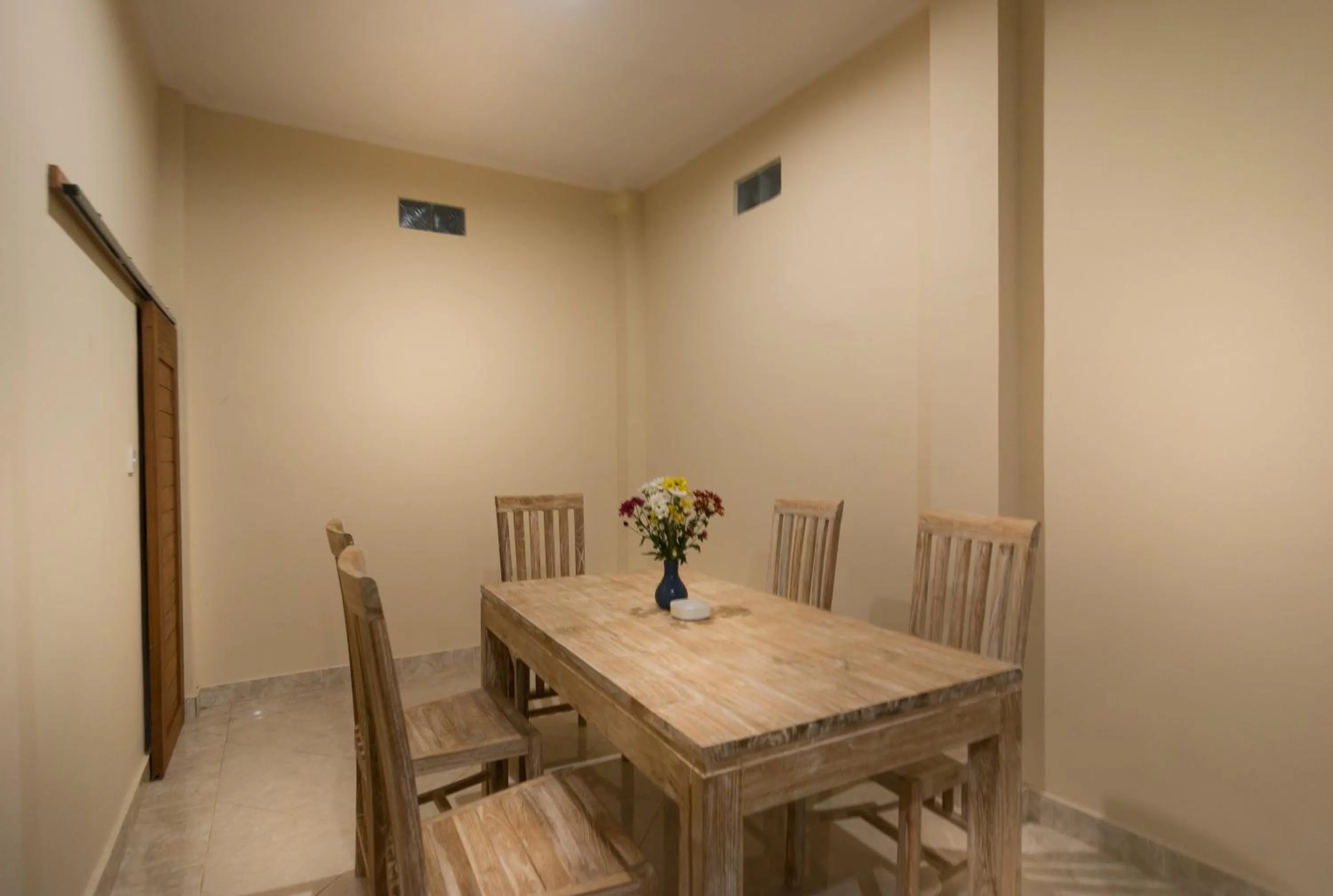 Restaurant/places to eat in Umah Dangin Guest House