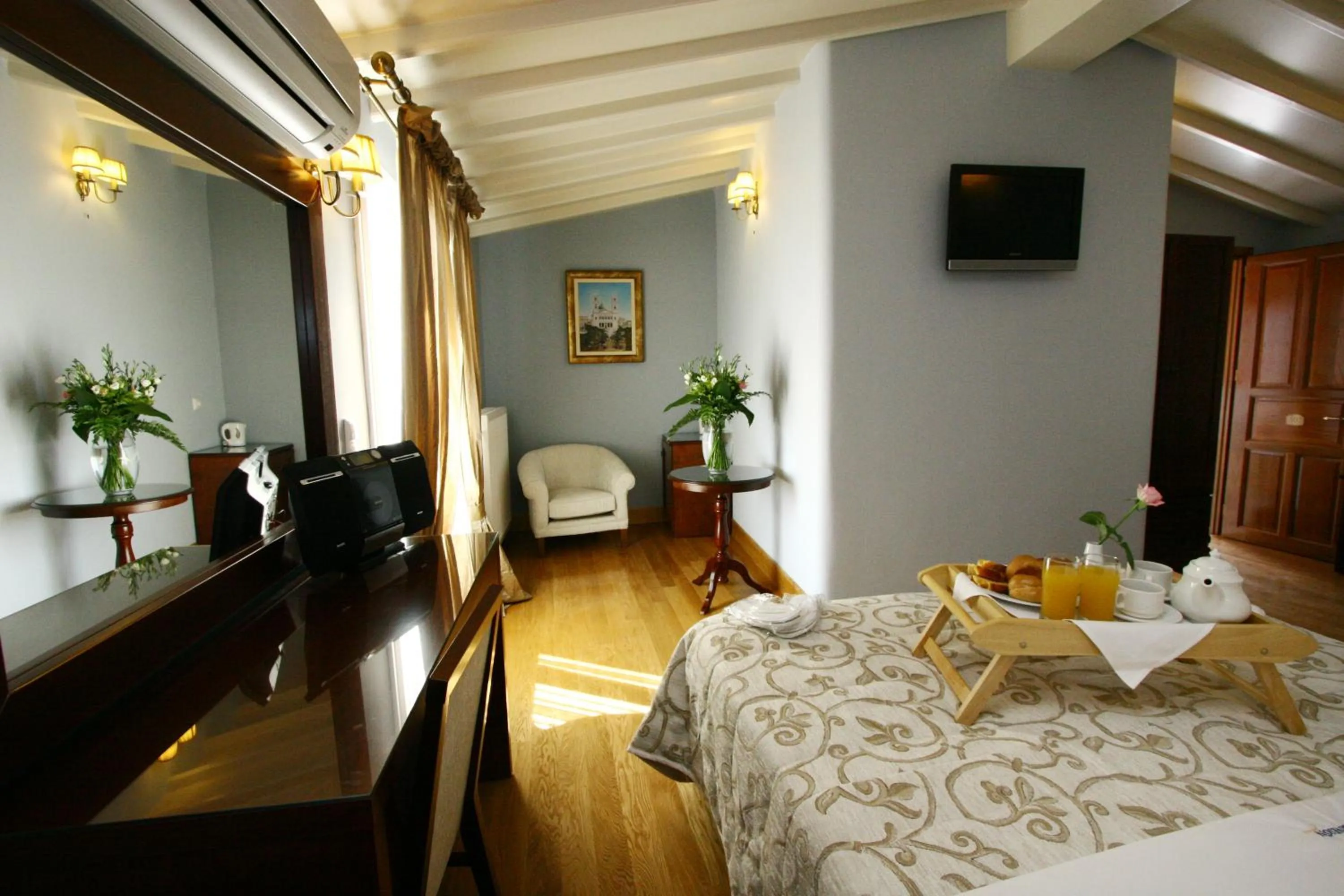 Photo of the whole room, Bed in Apollonion Palace