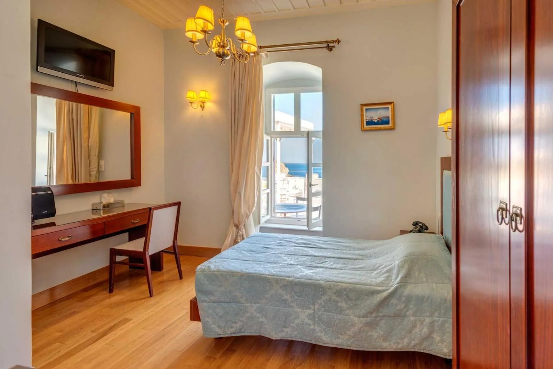 Photo of the whole room, Bed in Apollonion Palace