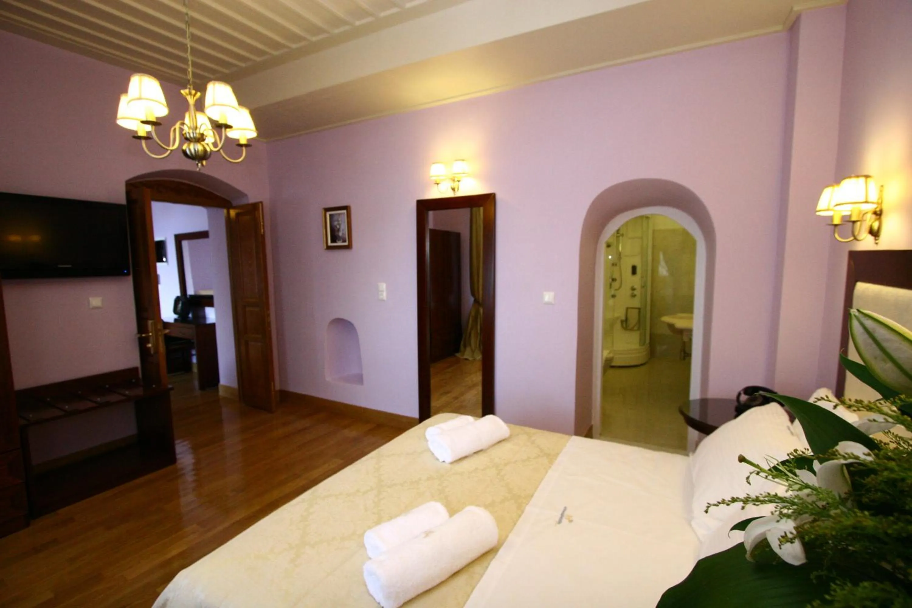 Photo of the whole room, Bed in Apollonion Palace