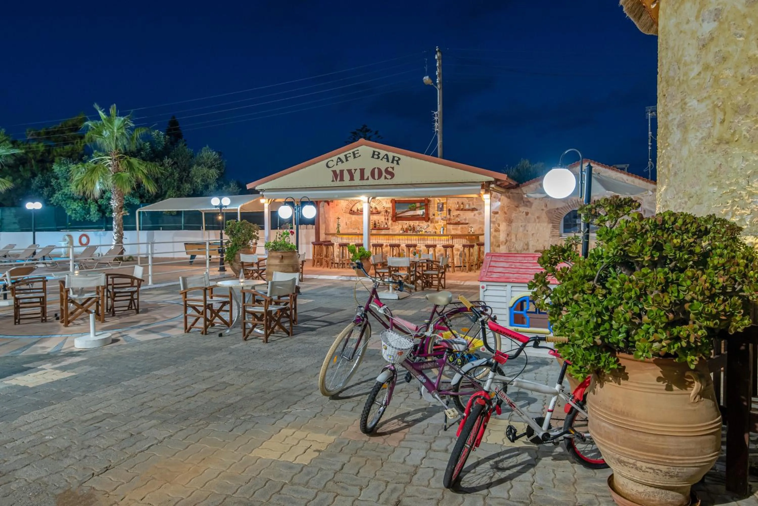 Lounge or bar in Mylos Apartments Anissaras