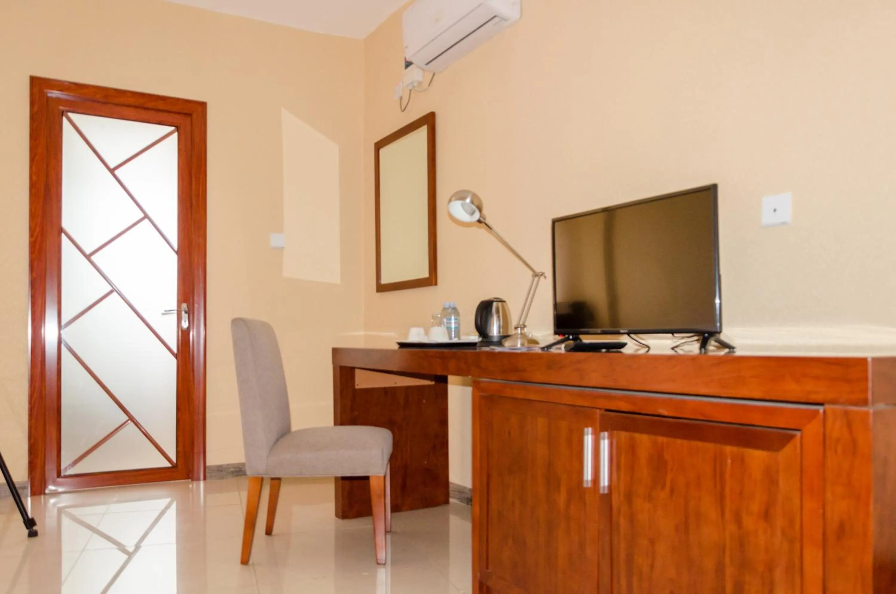 TV and multimedia in Hillside Plaza Hotel