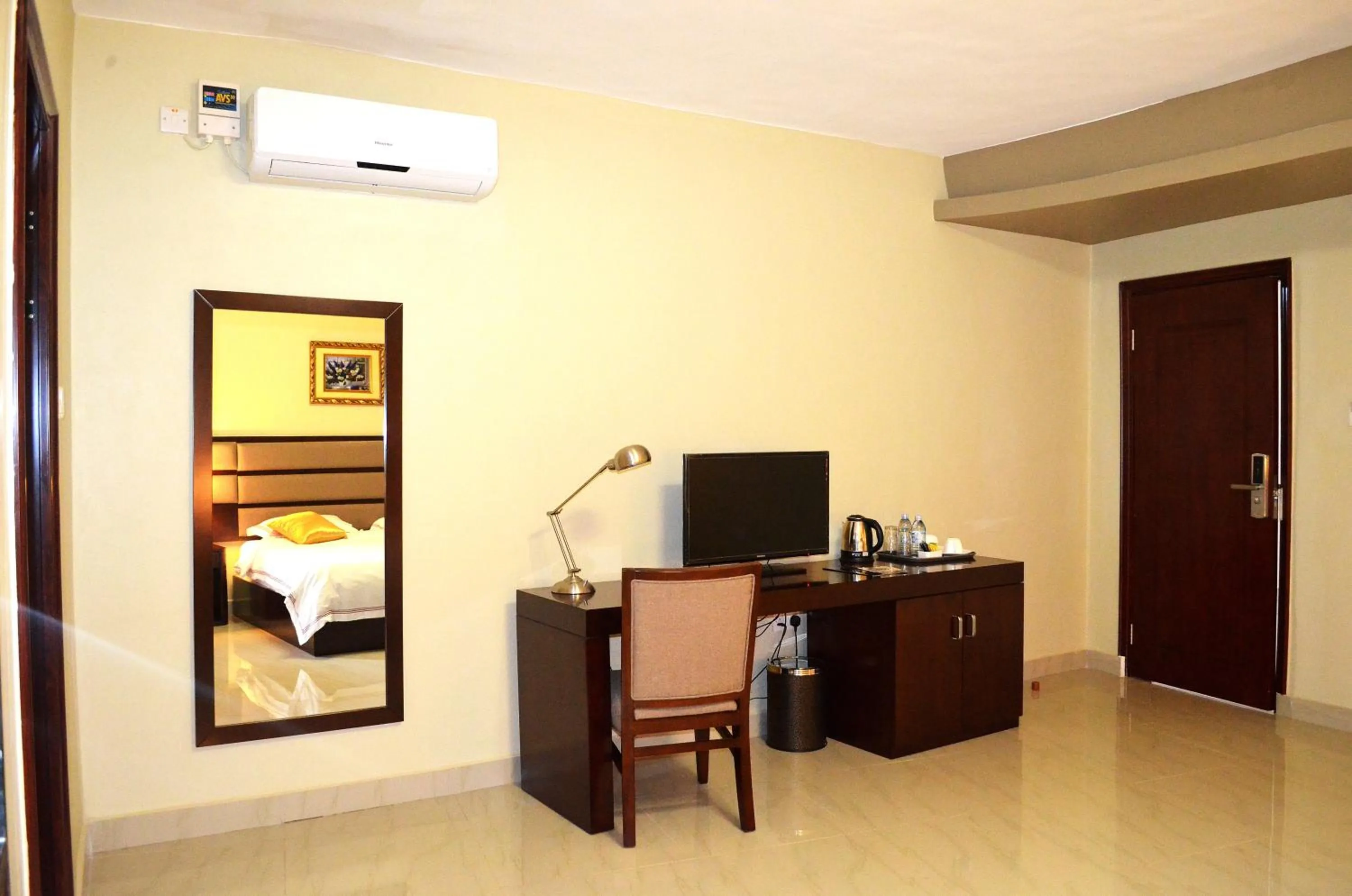 TV and multimedia in Hillside Plaza Hotel