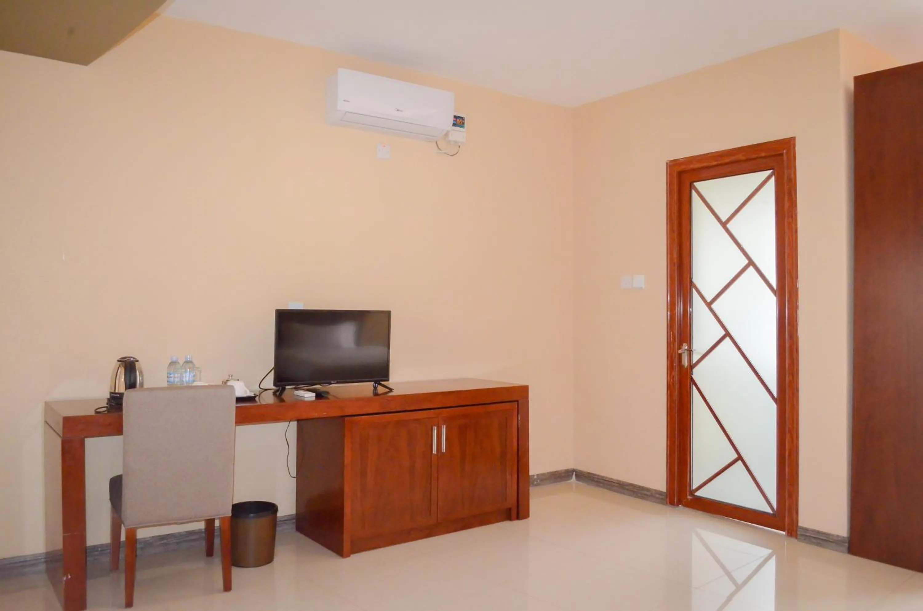 TV and multimedia in Hillside Plaza Hotel