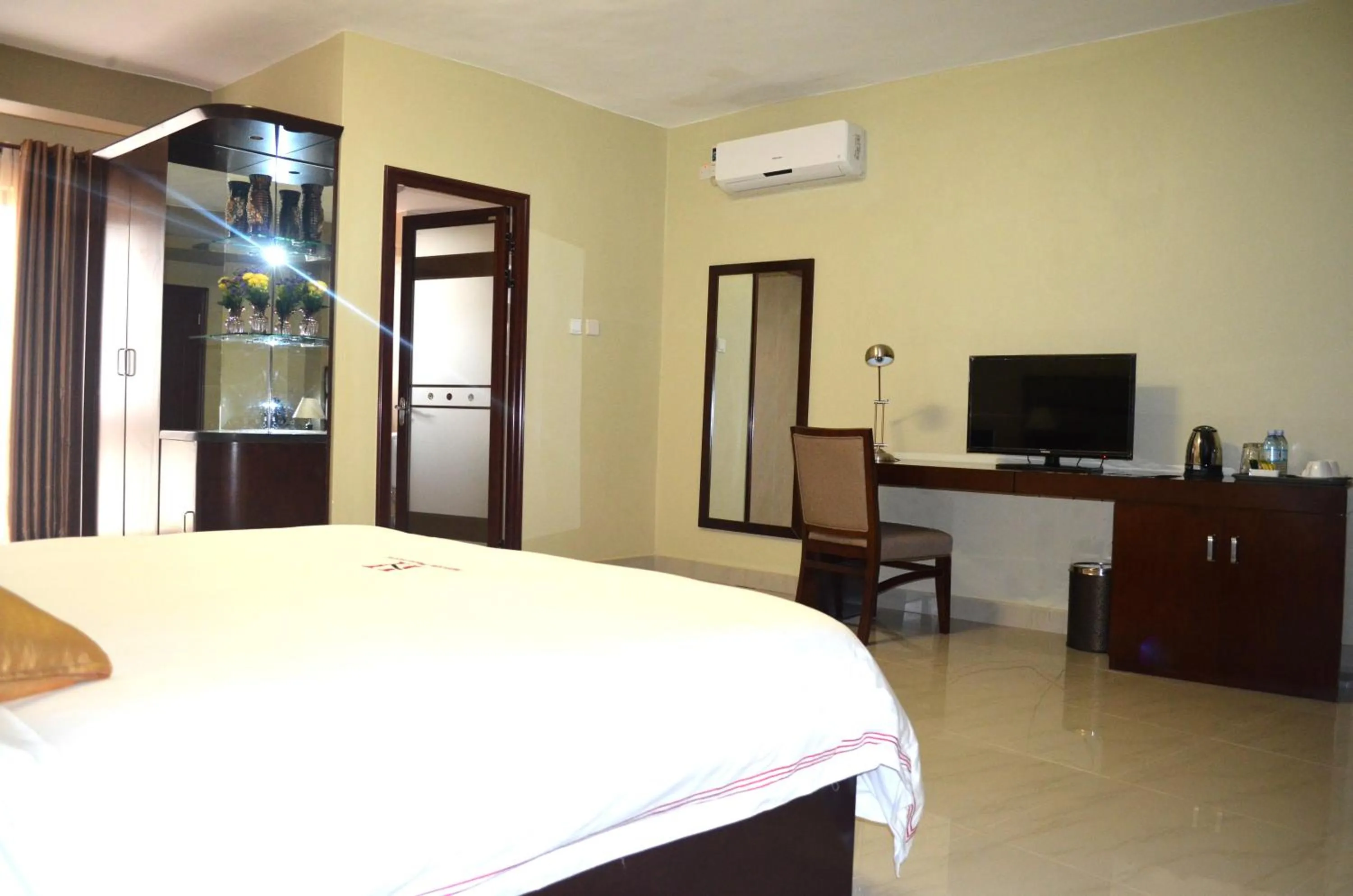 Bed in Hillside Plaza Hotel