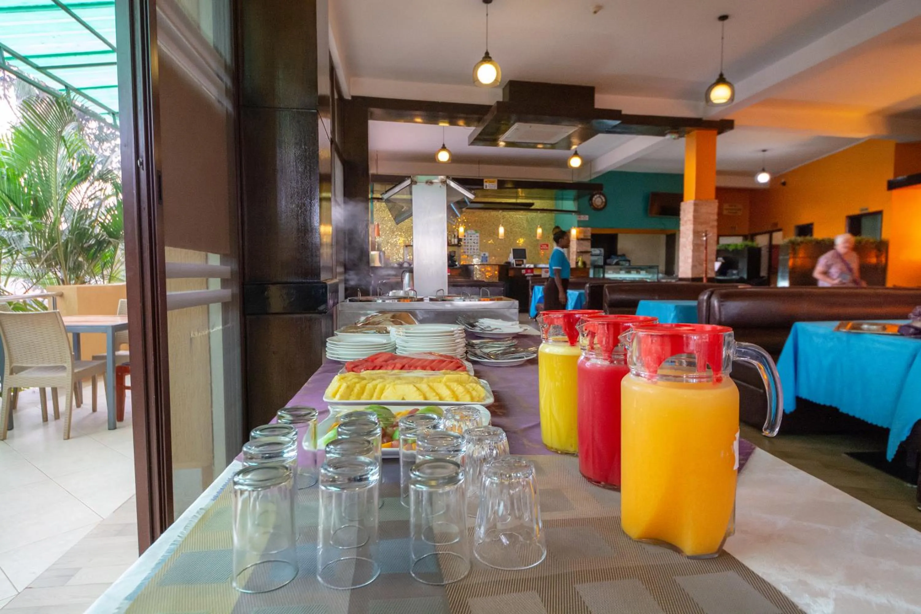 Restaurant/places to eat in Hillside Plaza Hotel