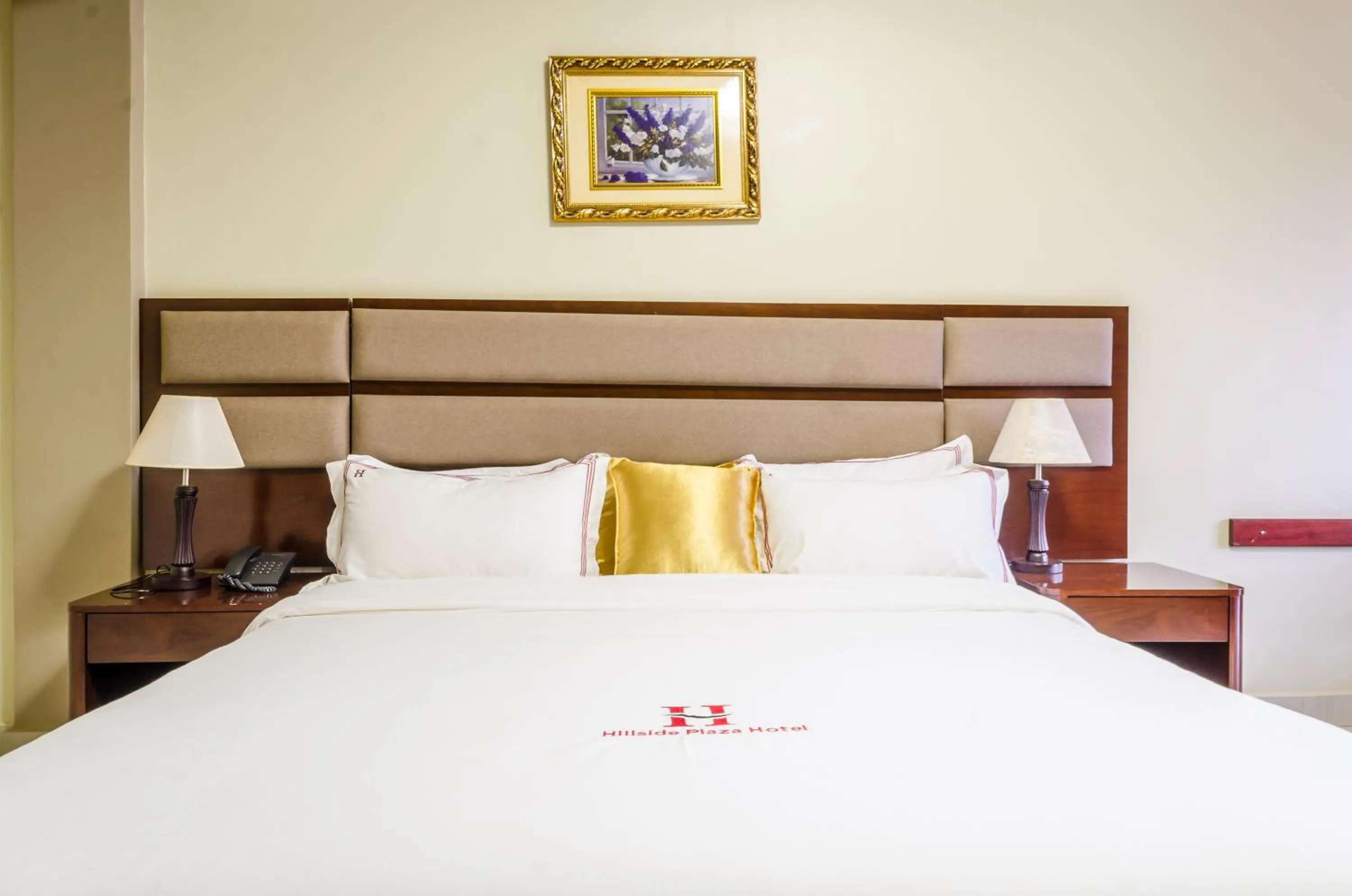 Bed in Hillside Plaza Hotel