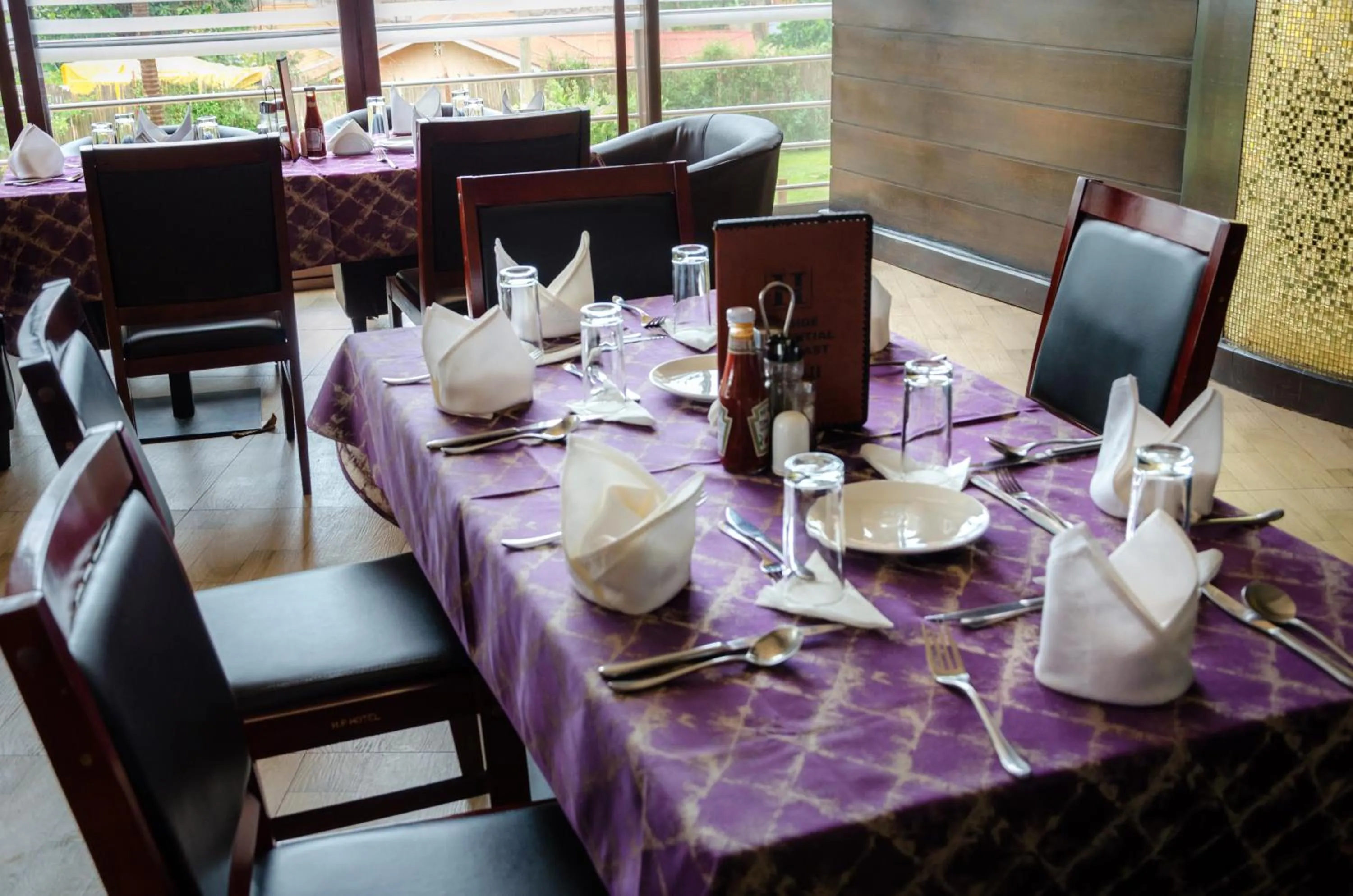 Restaurant/places to eat in Hillside Plaza Hotel