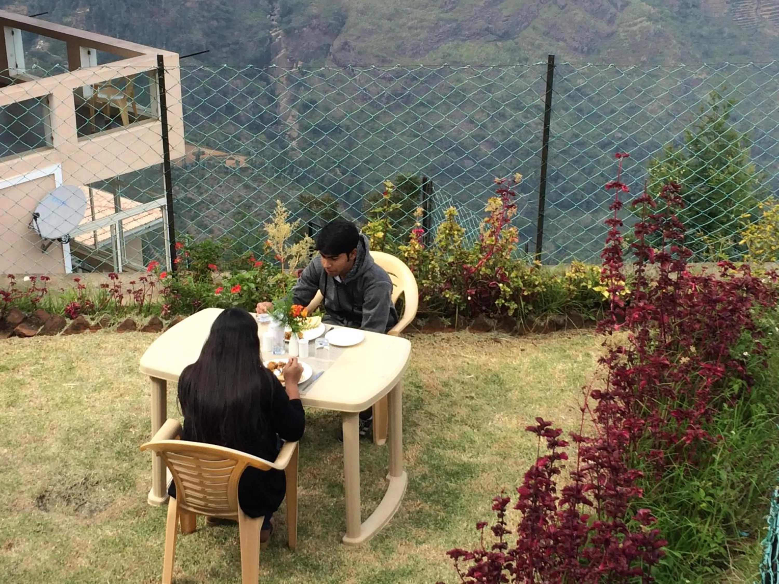 Restaurant/places to eat in Syamantac Villa