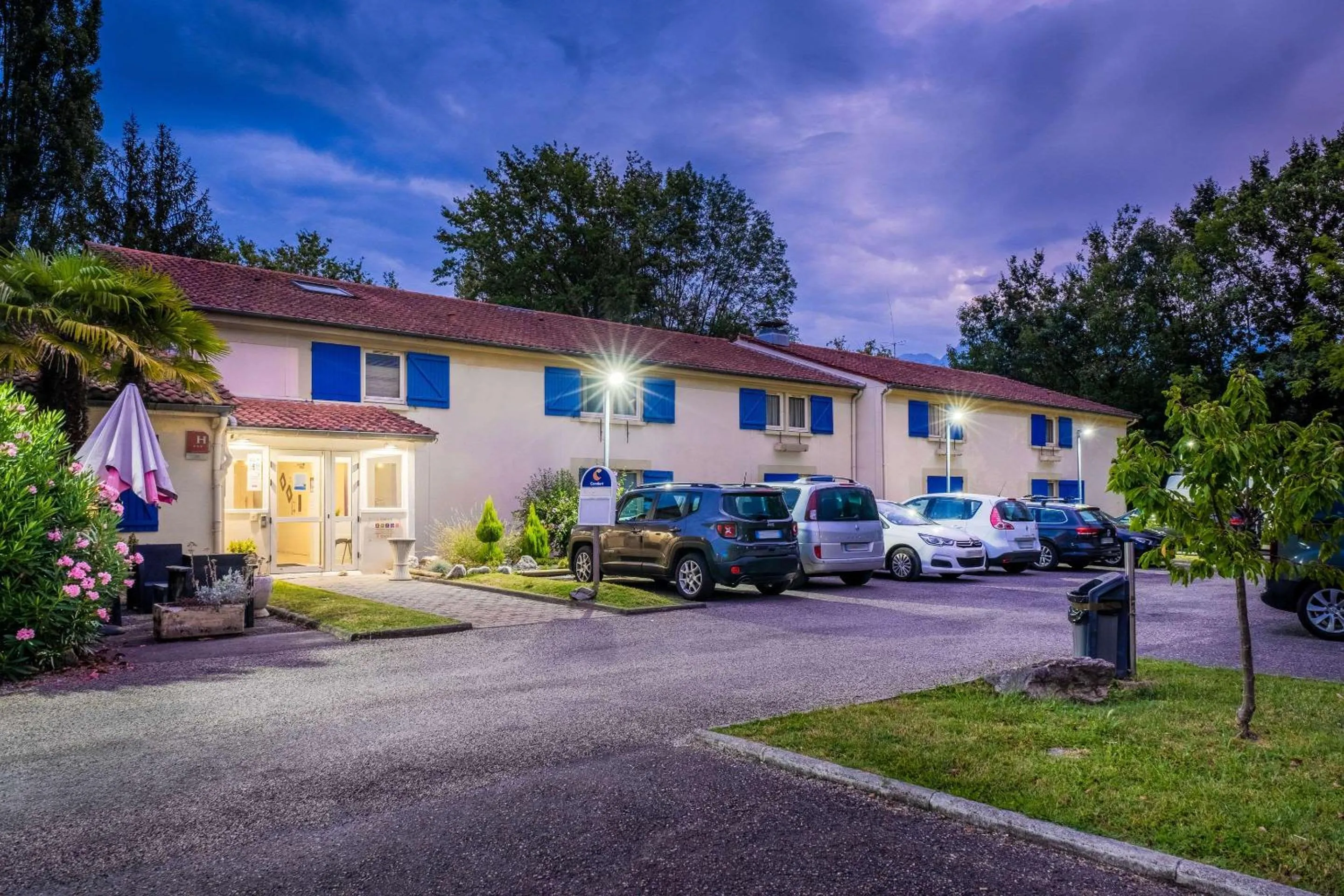 Property building in Comfort Hotel Grenoble Meylan