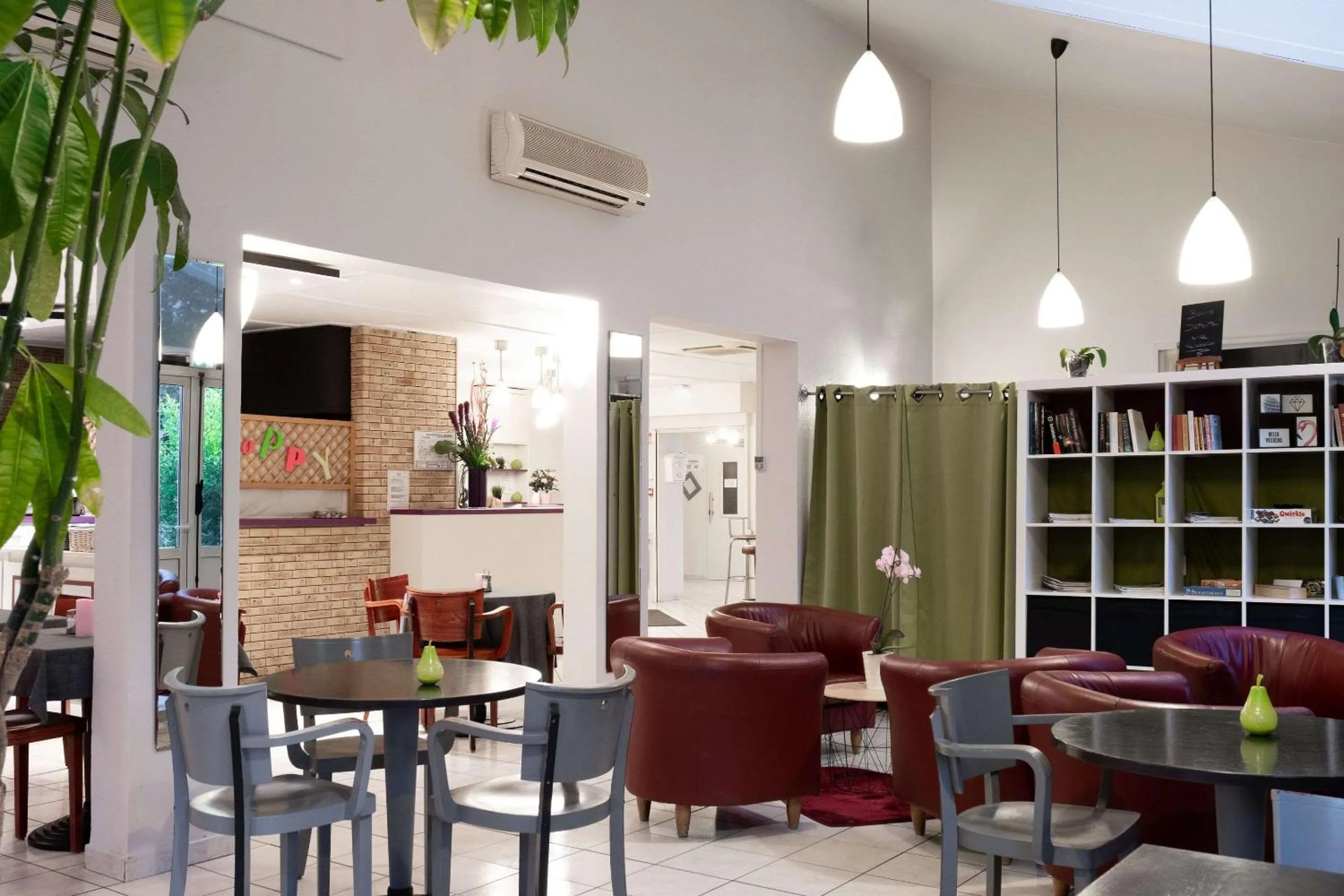 Lobby or reception in Comfort Hotel Grenoble Meylan