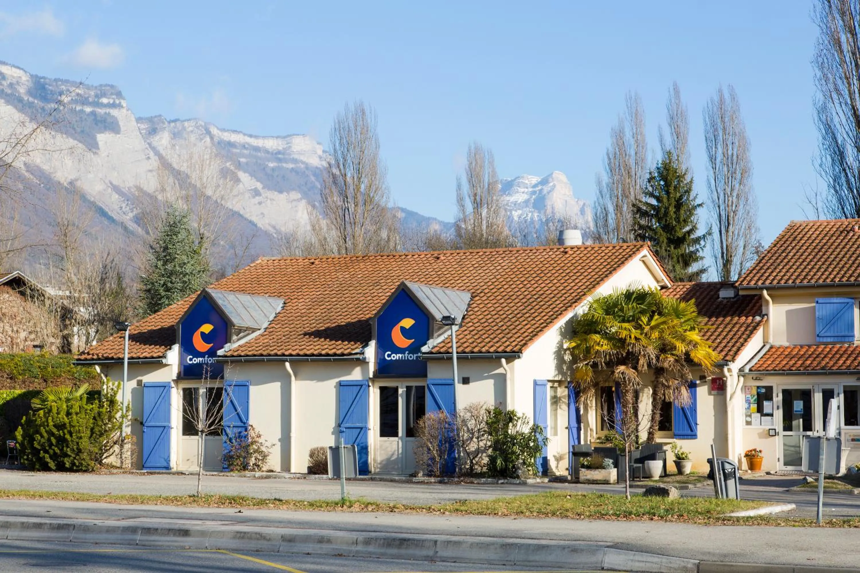 Facade/entrance in Comfort Hotel Grenoble Meylan