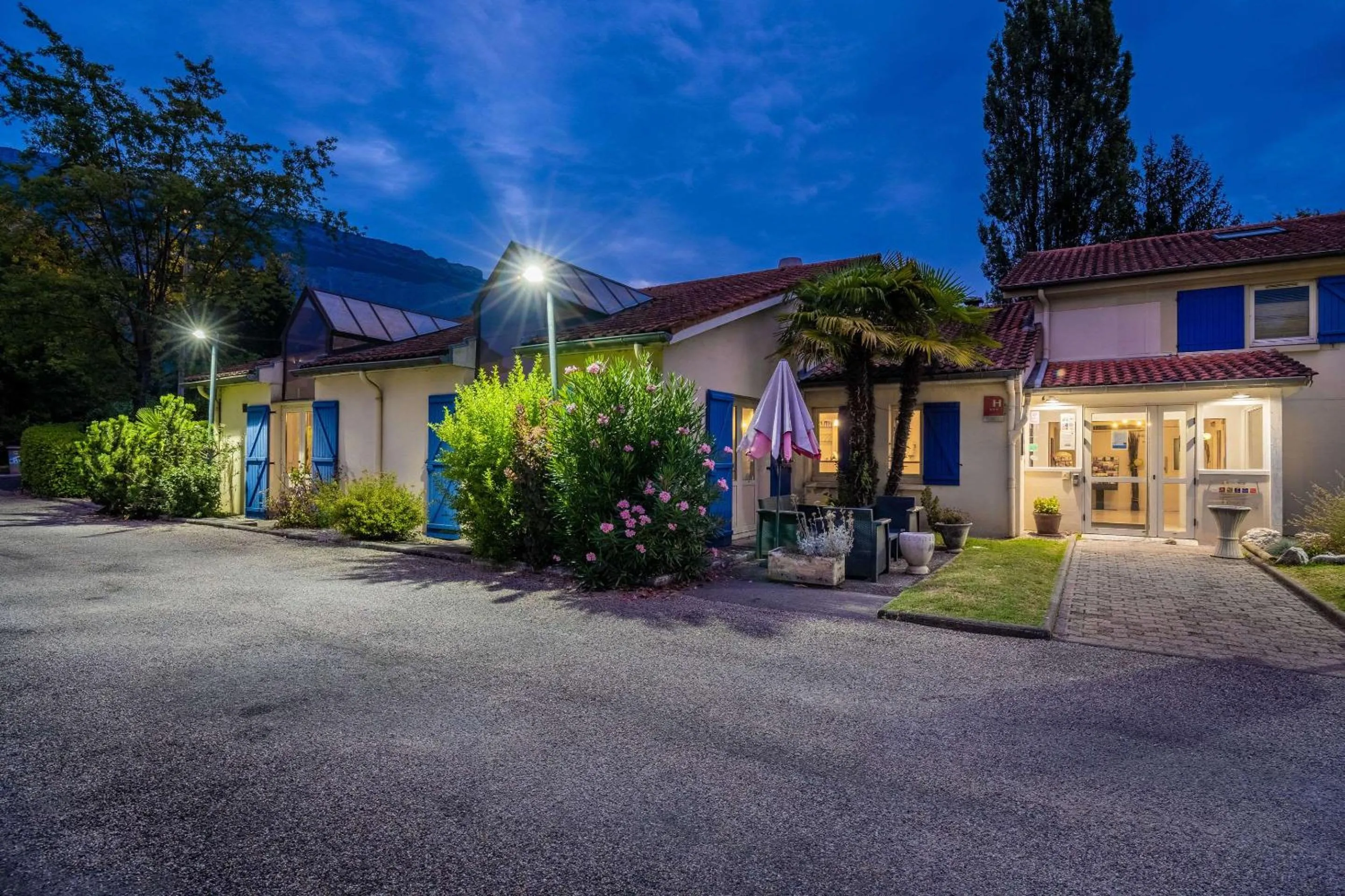 Property building in Comfort Hotel Grenoble Meylan