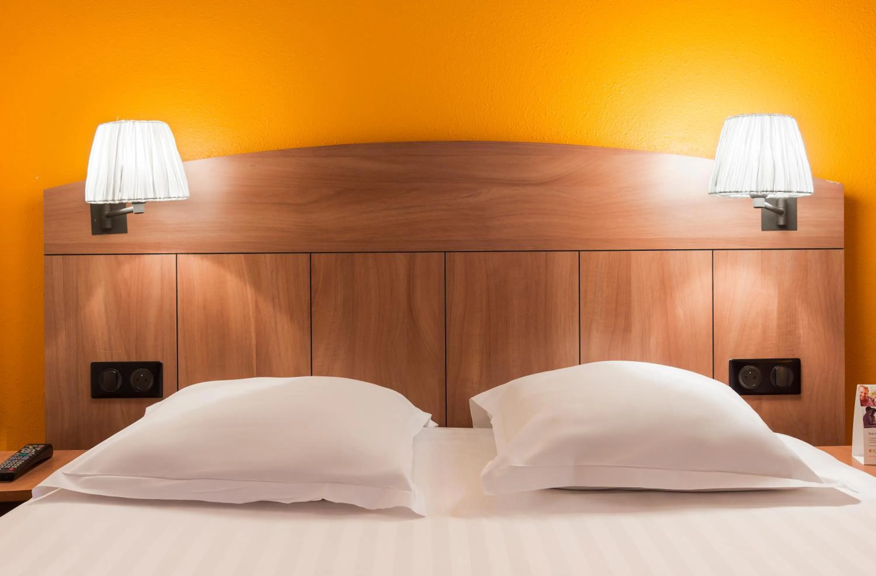 Bedroom, Bed in Comfort Hotel Grenoble Meylan